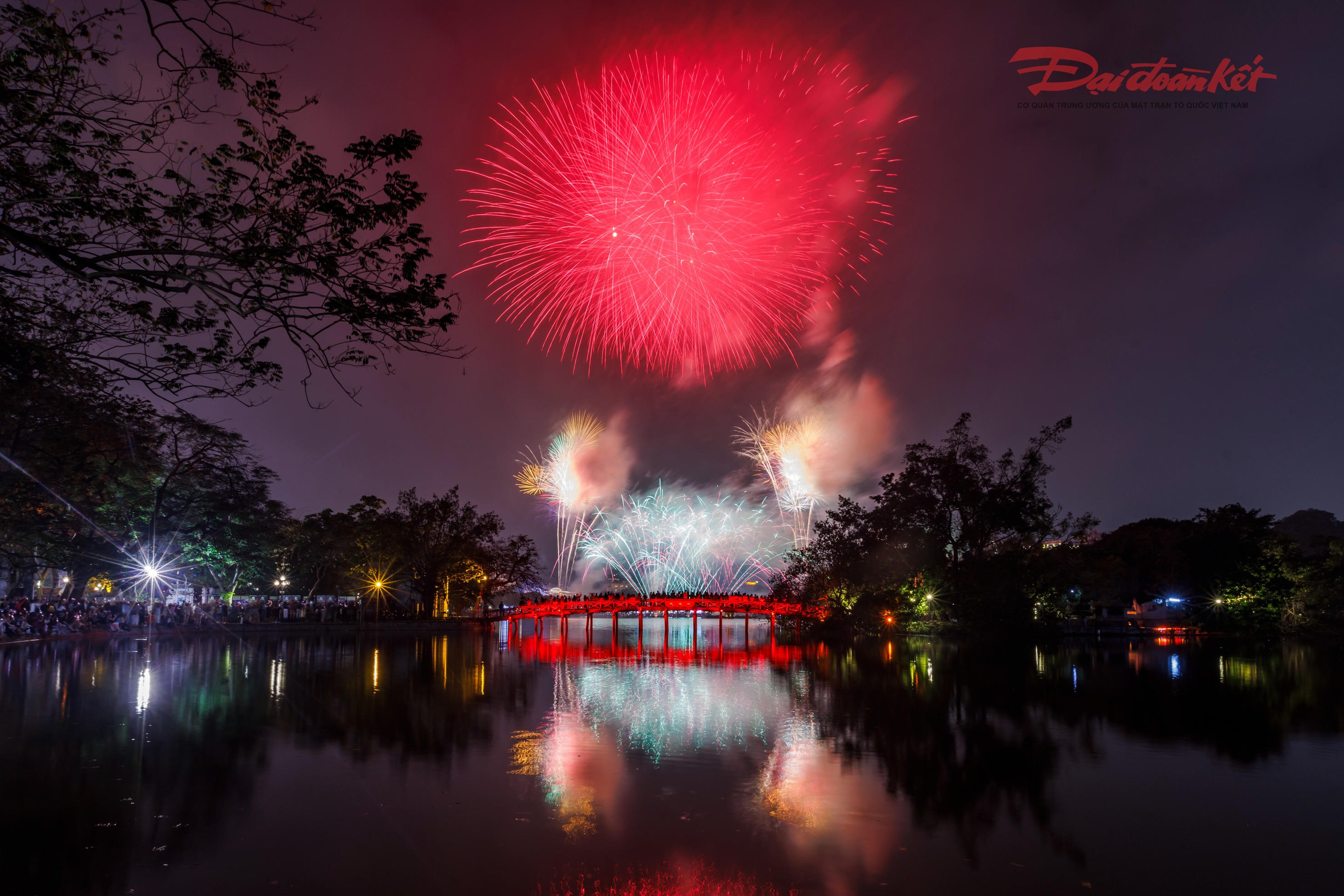 Đúng 0h00 đến 0h15 ngày 17/2/2026, tức đêm giao thừa Tết Bính Ngọ khi những hồi chuông giao thừa vang lên, loạt pháo hoa đầu tiên vút lên từ khu vực hồ, tỏa sáng trên nền trời đêm Hà Nội.