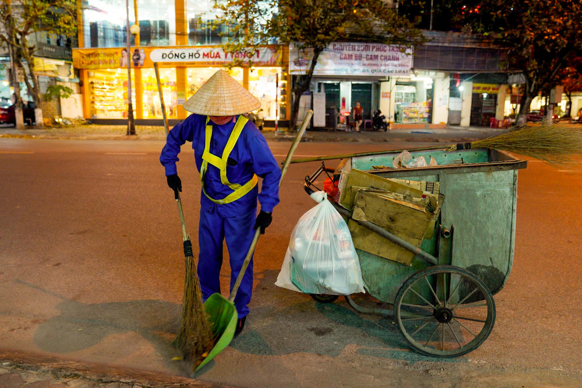 Phía sau diện mạo thông thoáng của một đô thị đầu năm là những ca trực kéo dài. Ảnh: Cẩm Kỳ 