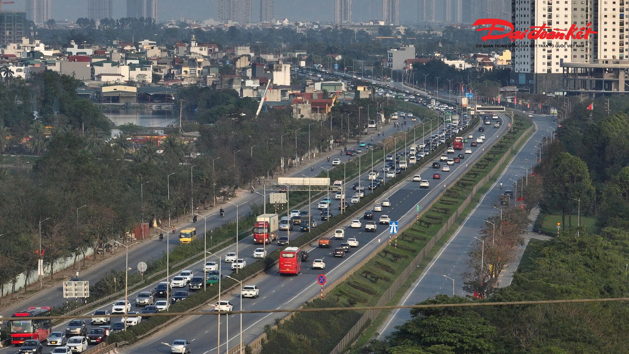 CSGT sử dụng flycam giám sát các tuyến cửa ngõ, vành đai… Khi phát hiện ùn tắc hoặc va chạm, lực lượng chức năng thông báo qua bộ đàm để các tổ công tác kịp thời phân luồng từ xa.