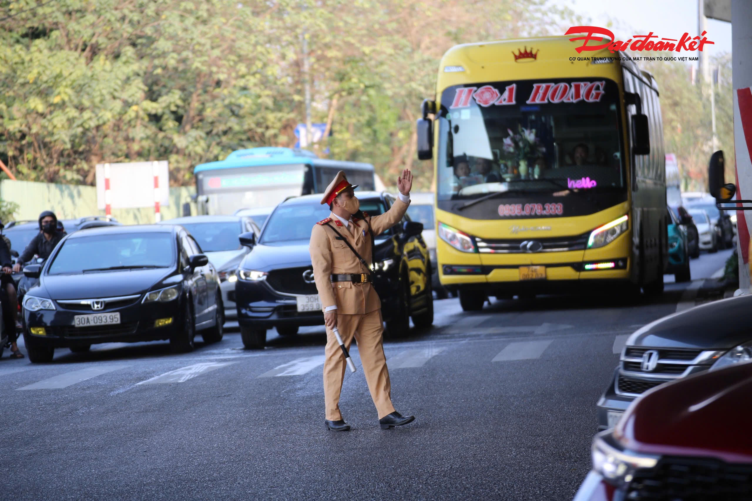 Khoảng 16h, tổ công tác kiểm tra xe khách 29 chỗ BKS 35F-001.xx do anh Đ.H.H (SN 1971, trú Ninh Bình) điều khiển, phát hiện chở quá 2 hành khách so với quy định. Làm việc với CSGT, lái xe trình bày do khách đi theo gia đình nên khó từ chối.