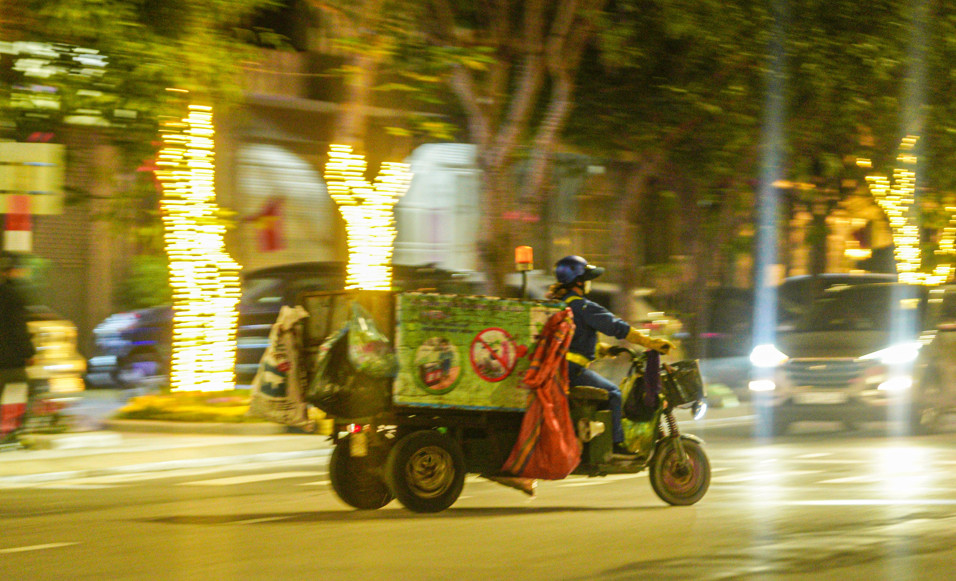 Công nhân Công ty Cổ phần Môi trường & Công trình đô thị Hà Tĩnh vẫn lặng lẽ bên những xe rác. Ảnh: Cẩm Kỳ 