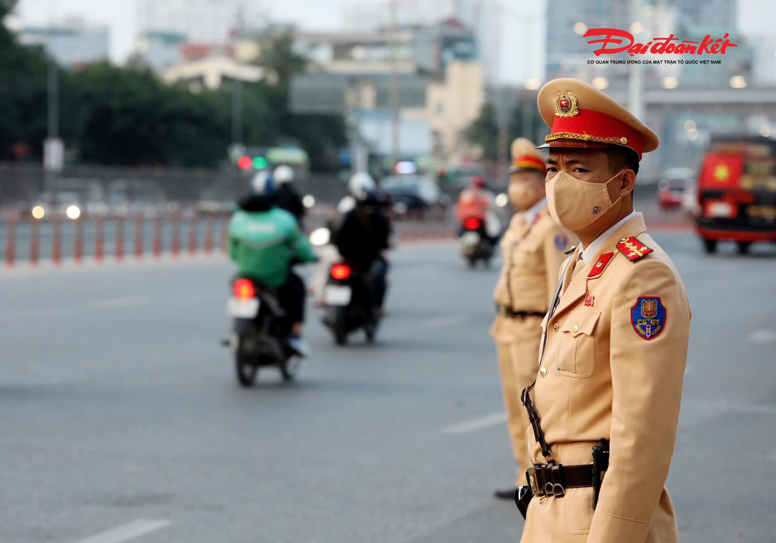 Trong ngày 19/2 và rạng sáng 20/2 (0h–6h), CSGT Hà Nội đã kiểm soát 246 ô tô vận tải hành khách, phát hiện và xử lý 51 trường hợp vi phạm (40 xe tuyến cố định, 10 xe hợp đồng, 1 chủ phương tiện), tổng tiền phạt ước tính 40,7 triệu đồng; trừ điểm GPLX 2 trường hợp. Các lỗi chủ yếu gồm dừng, đỗ sai quy định (32 trường hợp), chở hàng trên khoang hành khách (3 trường hợp), chở quá số người quy định (2 trường hợp)…