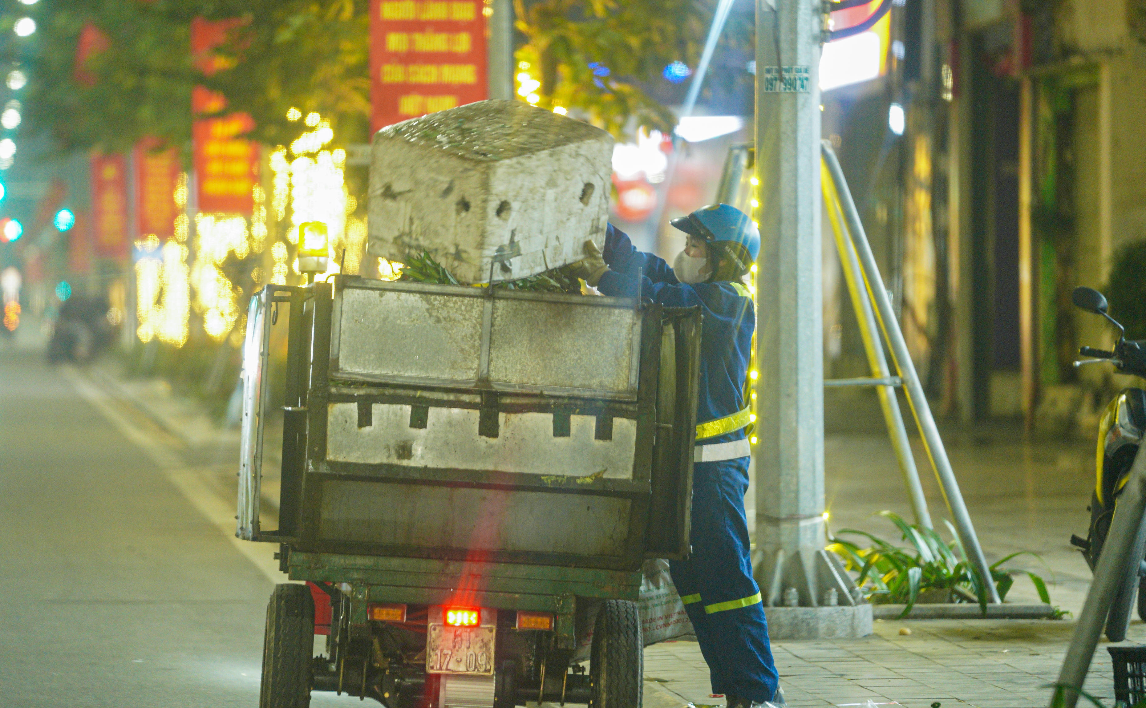 Các công nhân tổ chia nhau từng đoạn đường, làm việc từ sáng sớm đến tối muộn. Ảnh: Cẩm Kỳ 