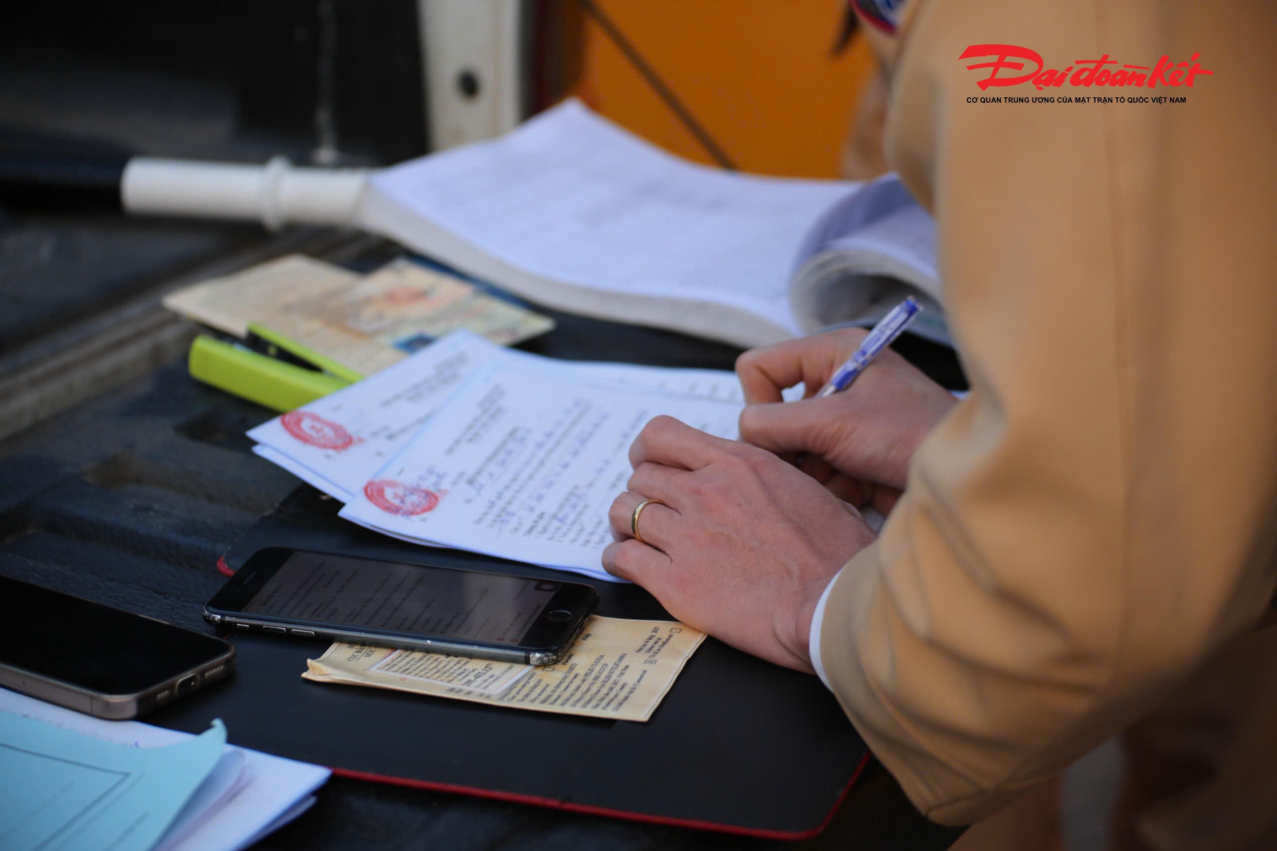 Về công tác bảo đảm trật tự, an toàn giao thông, Thượng tá Nguyễn Chí Công, Phó Trưởng phòng CSGT Công an TP Hà Nội cho biết, trong những ngày cuối kỳ nghỉ Tết, đơn vị tiếp tục huy động tối đa lực lượng, phương tiện, triển khai đồng bộ các biện pháp bảo đảm TTATGT; chủ động phân luồng từ sớm, từ xa, phòng ngừa ùn tắc tại các cửa ngõ và các tuyến trục chính của Thủ đô.