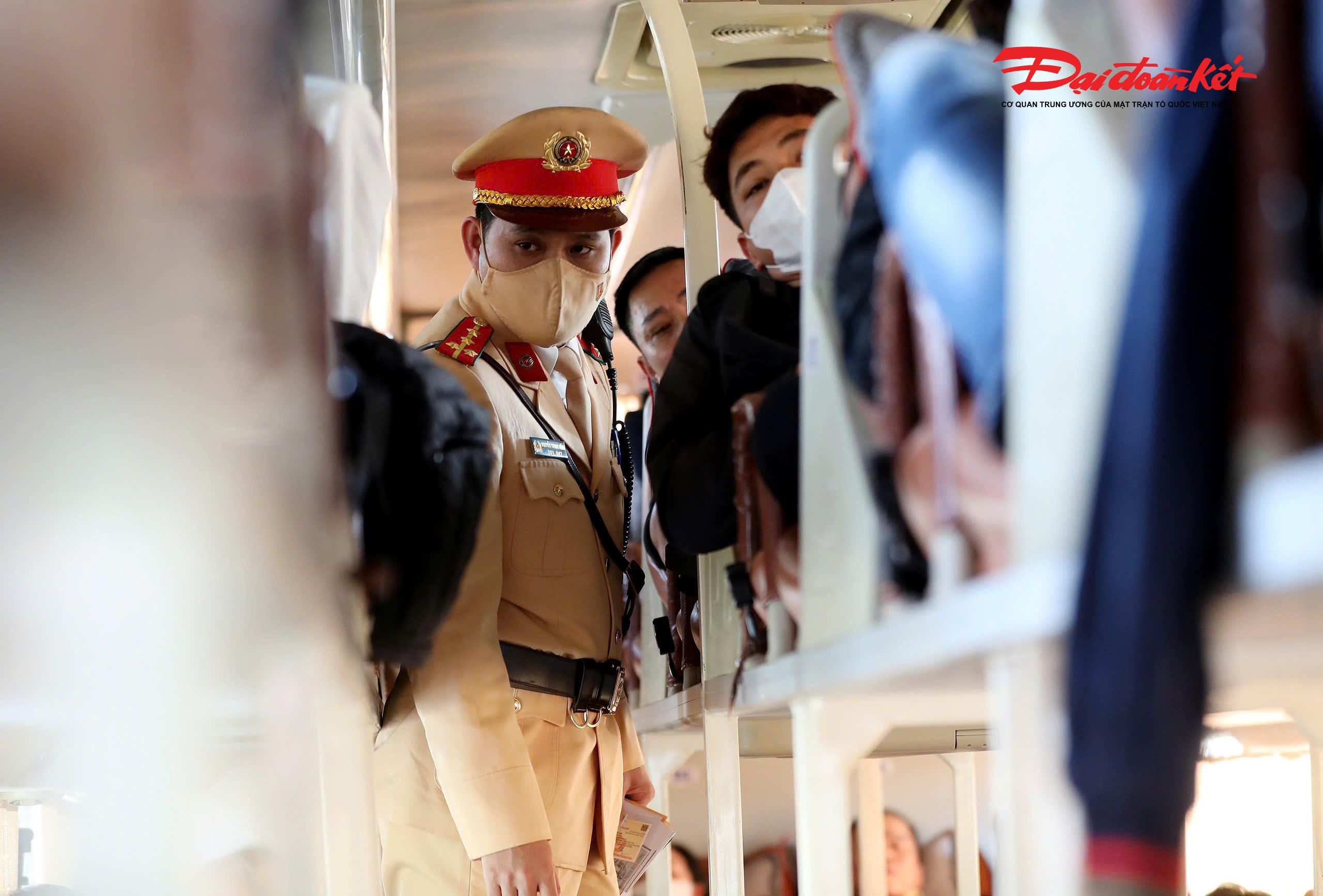 CSGT tăng cường kiểm tra, kiểm soát chặt chẽ hoạt động vận chuyển hành khách.