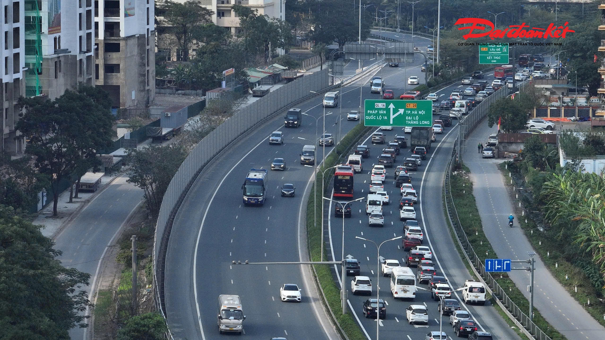 Trước dự báo lưu lượng phương tiện sẽ tăng đột biến vào những ngày cuối kỳ nghỉ Tết Nguyên đán Bính Ngọ 2026, Phòng CSGT Công an Hà Nội đã chủ động xây dựng phương án, bố trí cán bộ, chiến sĩ ứng trực để phân luồng, điều tiết giao thông và xử lý vi phạm.