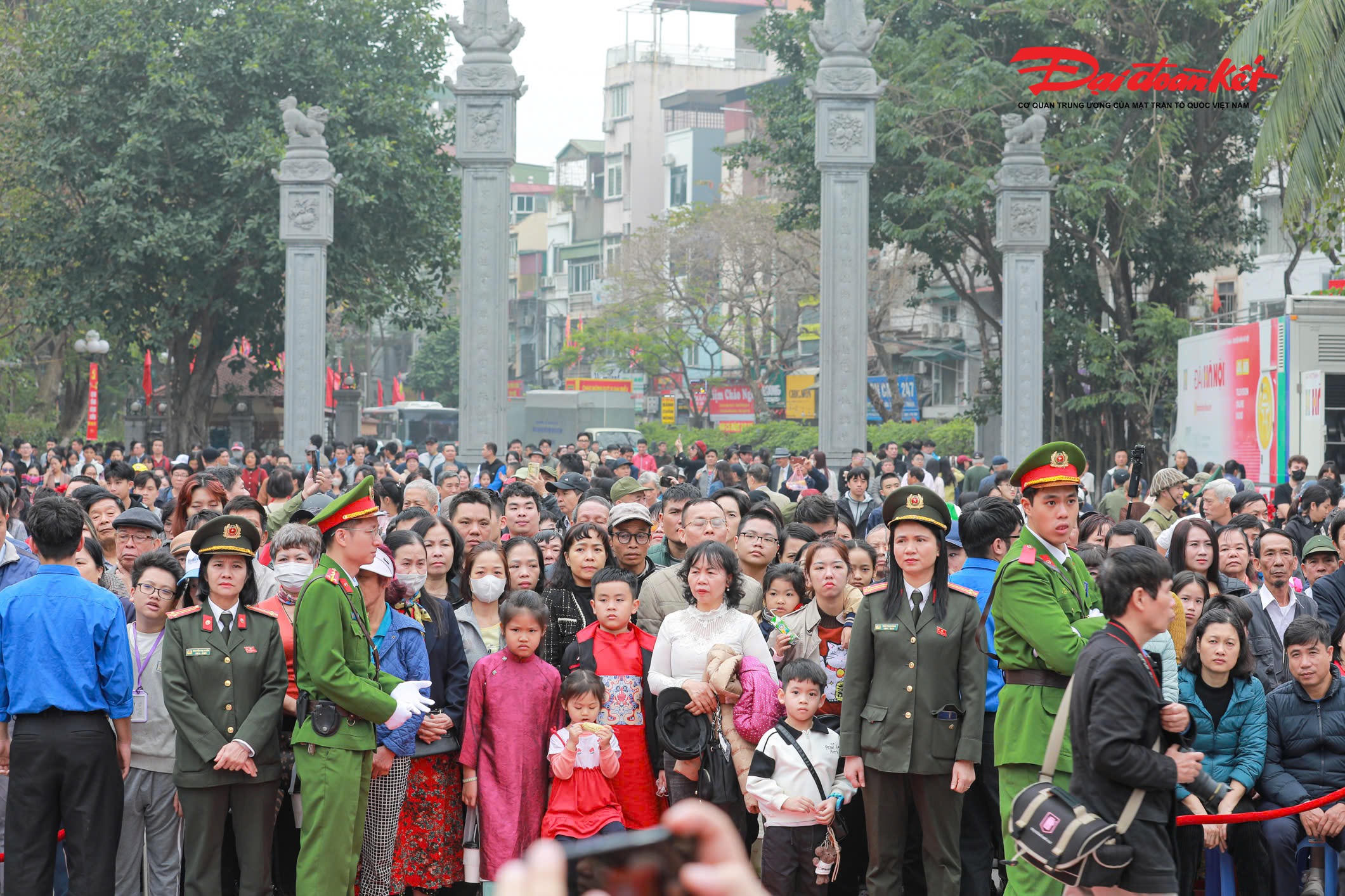 Lễ hội thu hút đông đảo người dân và du khách thập phương tới tham quan, dâng hương, hòa mình vào không khí trang nghiêm nhưng cũng đầy sôi động của ngày hội truyền thống.