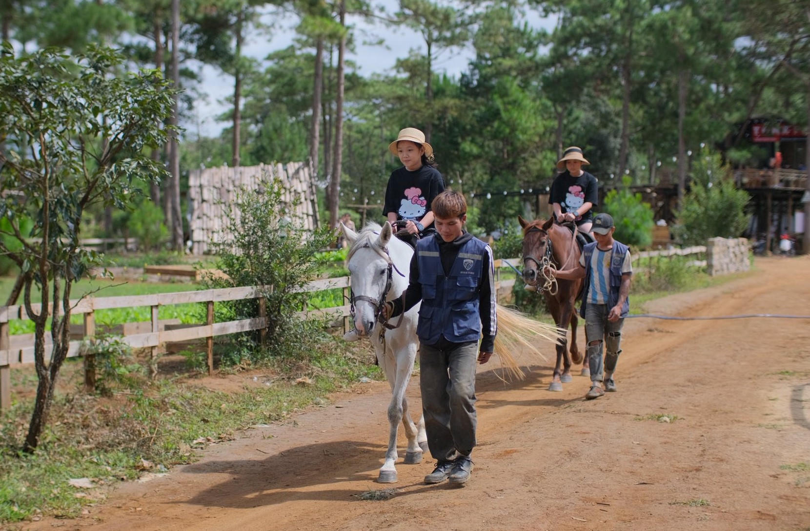 Những du khách trải nghiệm cưỡi ngựa. Ảnh: CV.