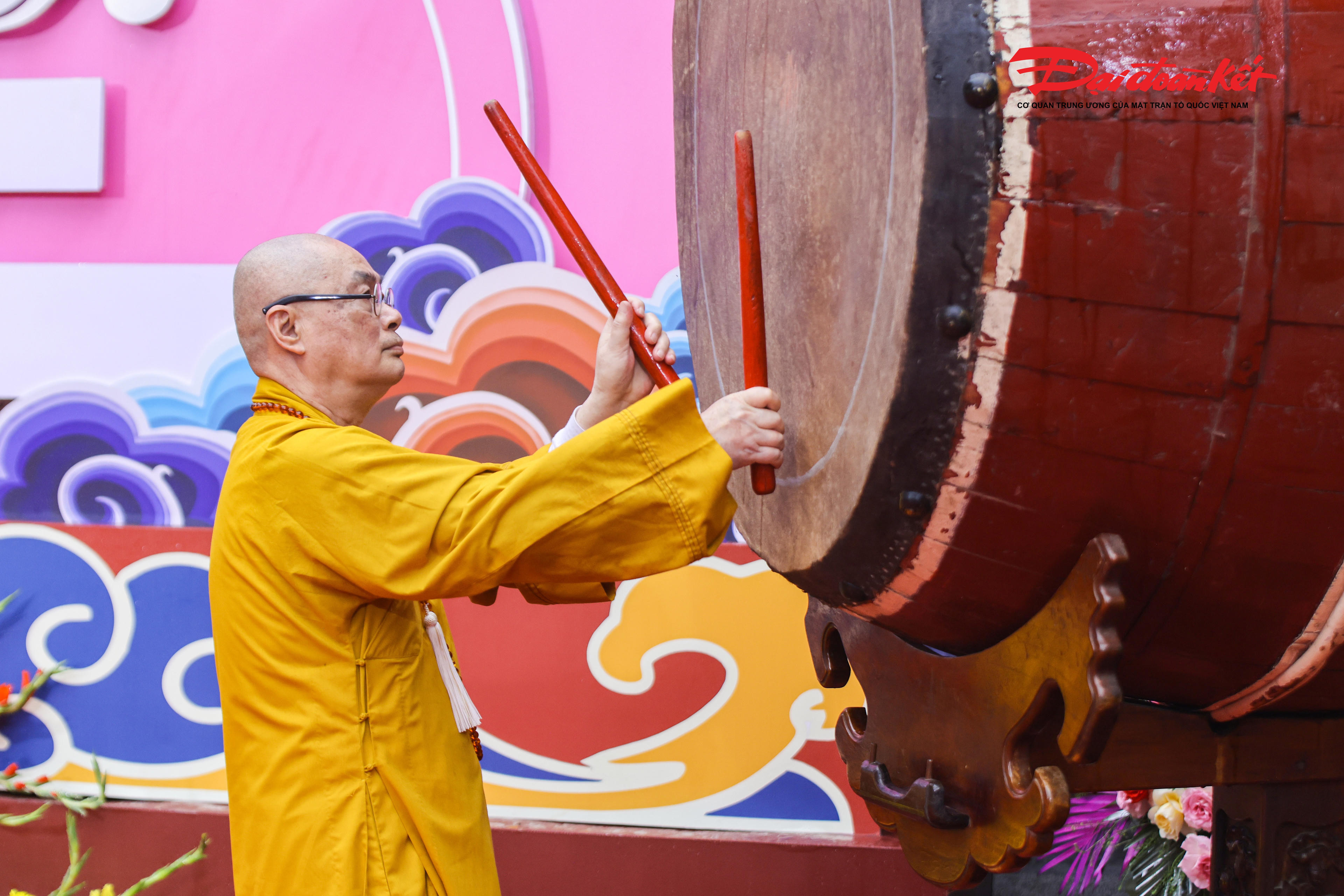 Thượng tọa Thích Minh Hiền - trụ trì chùa Hương đánh trống khai hội Chùa Hương năm 2026. Ảnh: Quang Vinh.