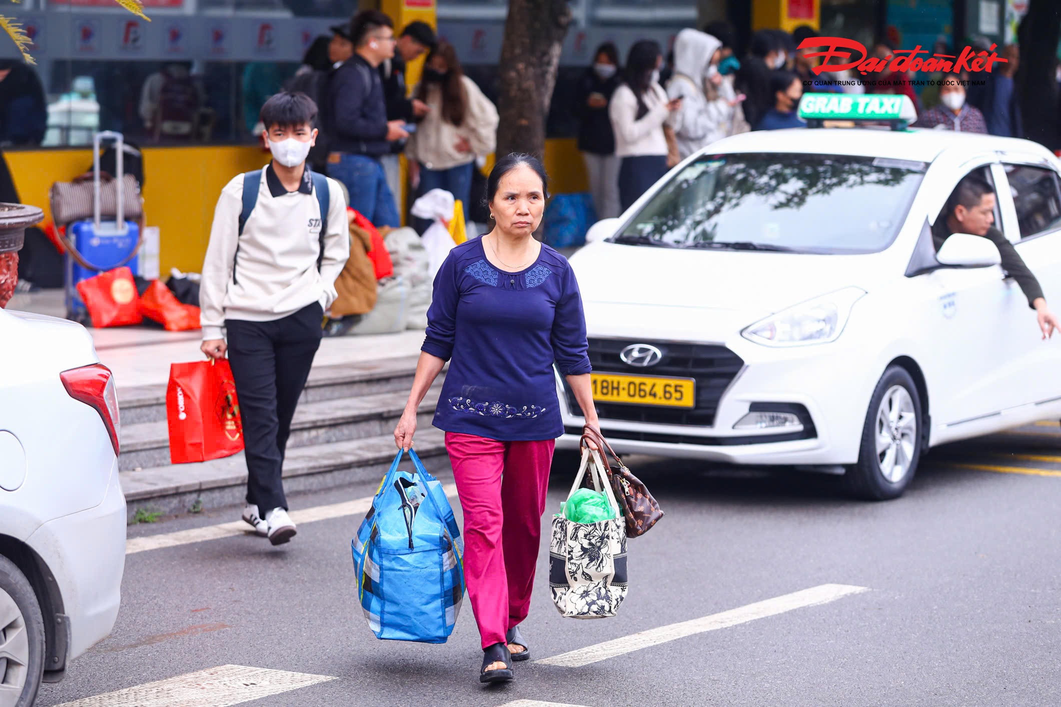 Hàng nghìn người dân từ các tỉnh, thành đã trở lại Thủ đô để chuẩn bị cho công việc, học tập trong năm mới.&nbsp;