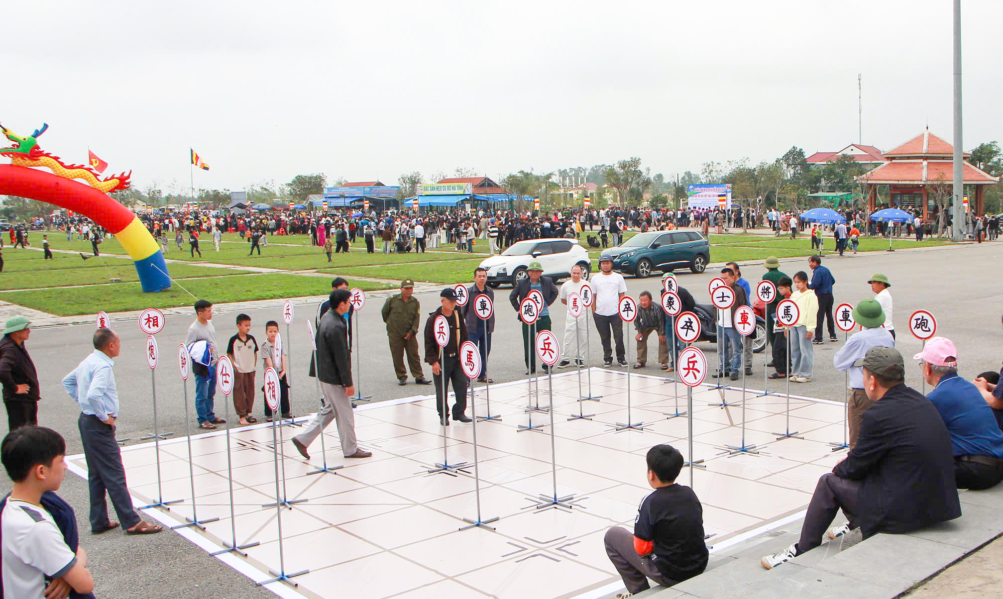 Cờ tướng ngoài trời trở thành điểm hẹn của những người yêu thích bộ môn trí tuệ, góp phần làm phong phú sắc màu lễ hội.