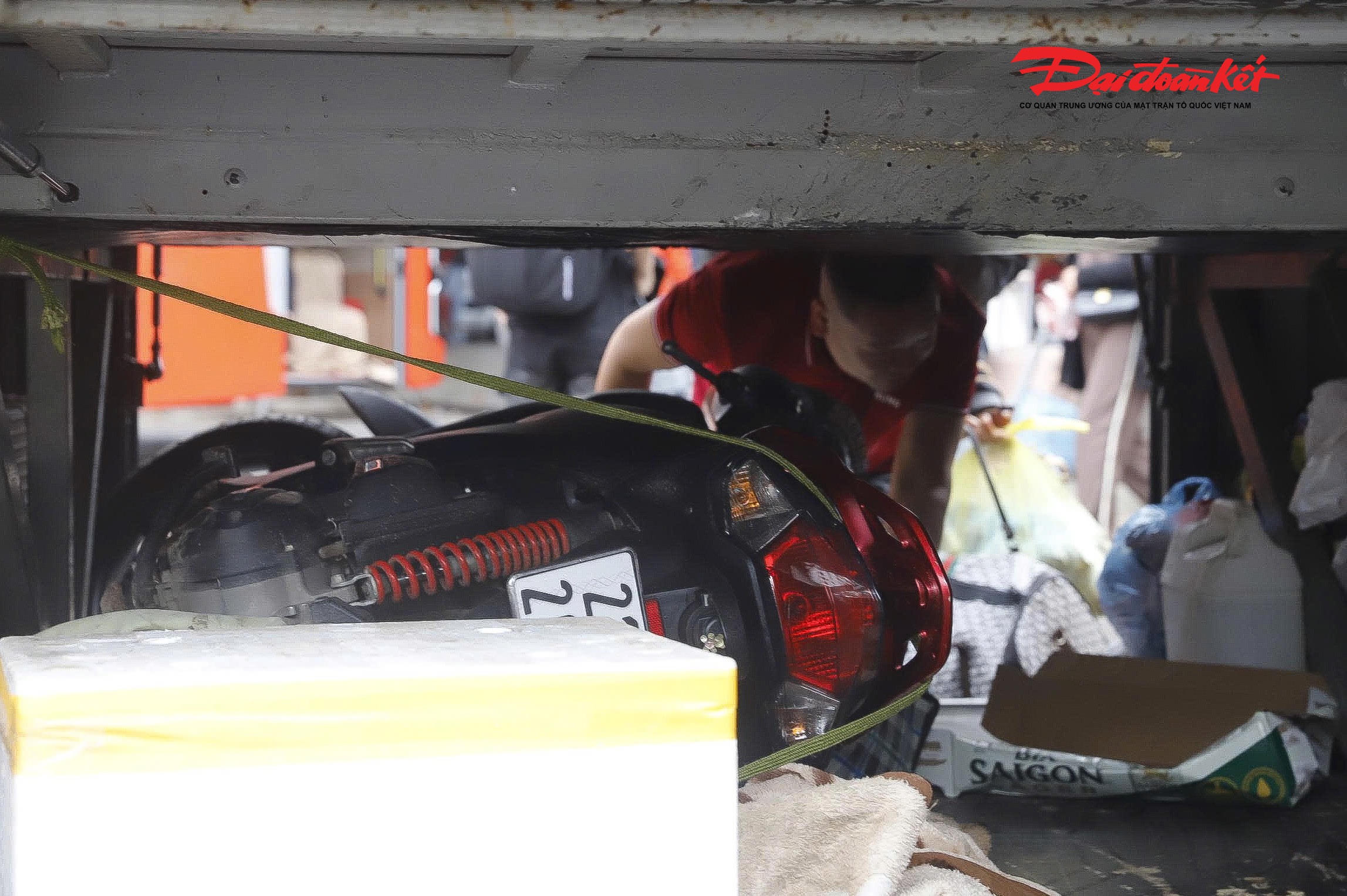 Hành khách mang theo xe máy từ các tỉnh trở lại Hà Nội sau kỳ nghỉ Tết, chờ nhận phương tiện tại khu vực bến xe trước khi di chuyển về nhà.