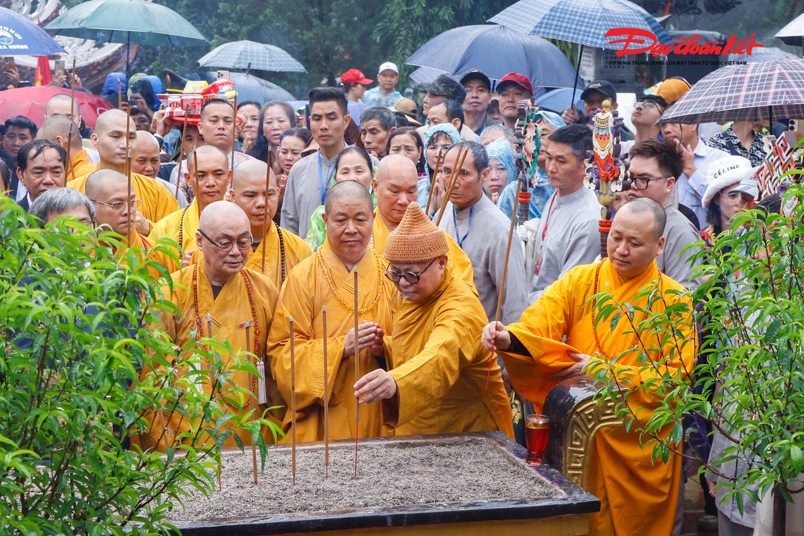 Thượng tọa Thích Minh Hiền - trụ trì chùa Hương cùng các tăng ni phật tử thắp hương cầu Quốc thái dân an, mưa thuận gió hoà. Ảnh: Quang Vinh.