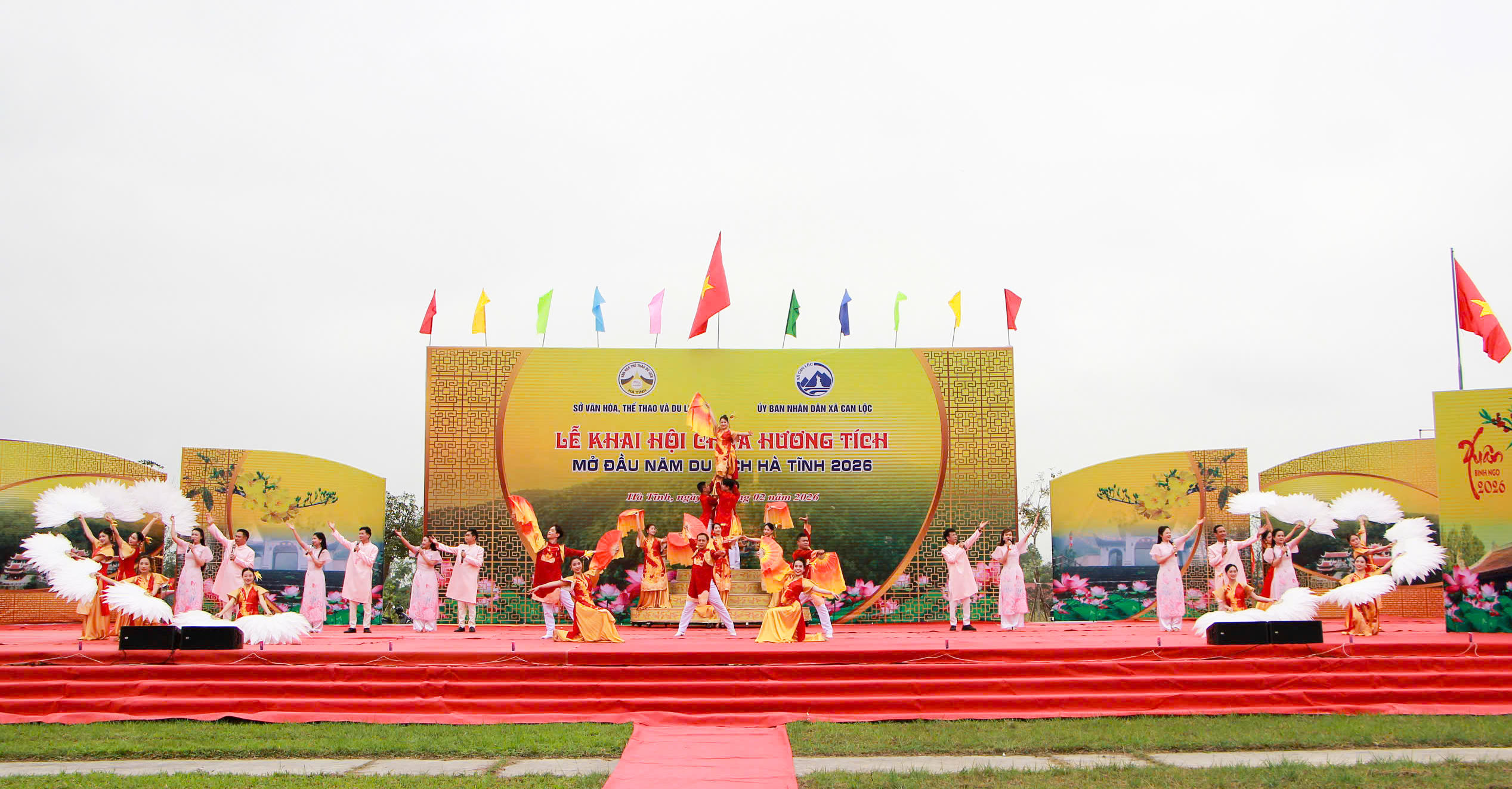 Sau phần lễ trang nghiêm là chương trình nghệ thuật.