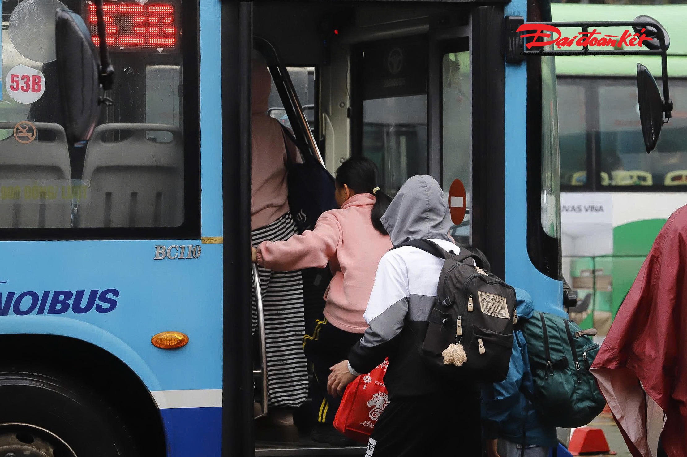 Hành khách xếp hàng lên xe buýt để di chuyển từ bến xe về nhà sau kỳ nghỉ Tết.