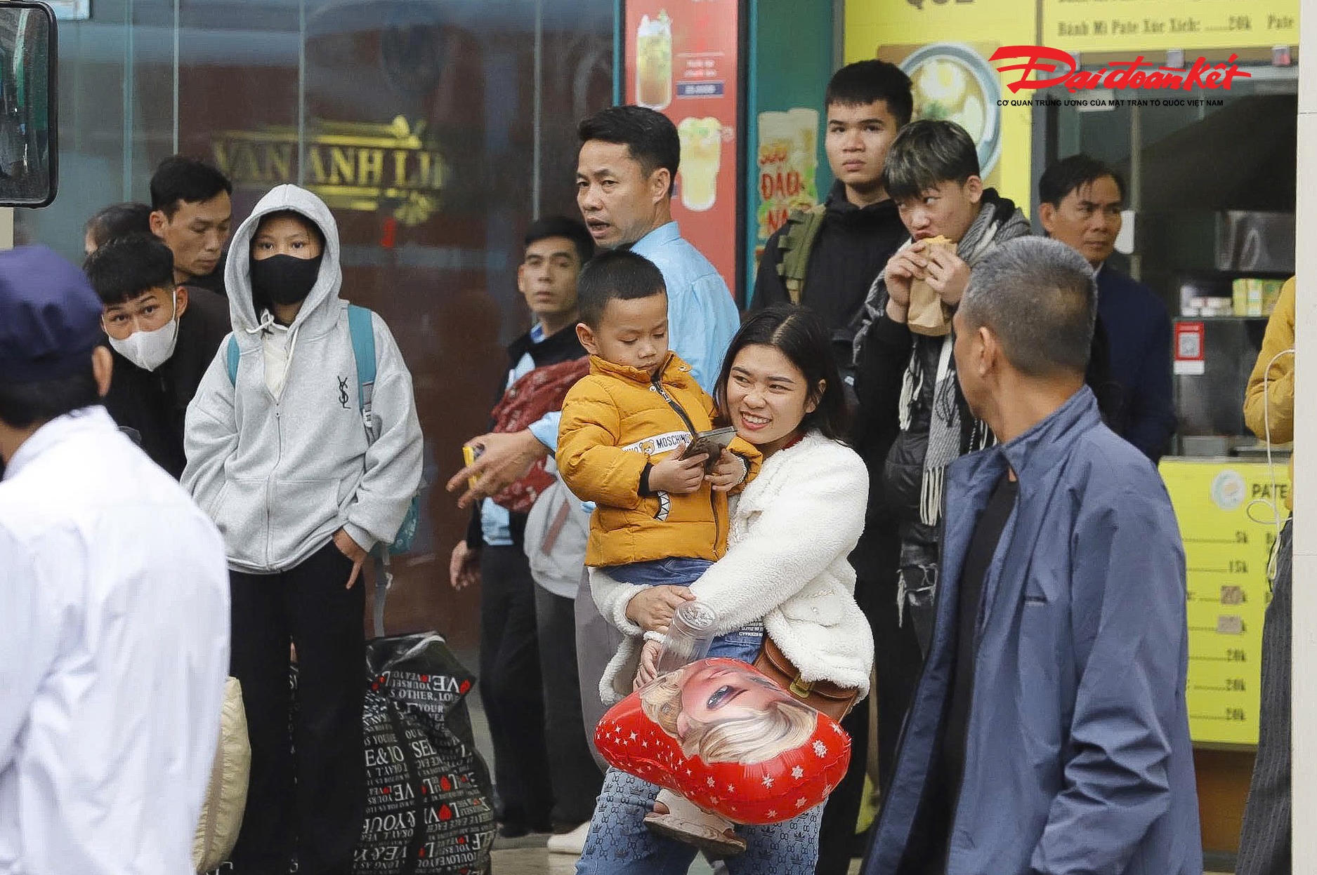 Từ đầu giờ chiều, khu vực sân đỗ và sảnh chờ bến xe Mỹ Đình đã nhộn nhịp hơn thường lệ. Mỗi khi một chuyến xe cập bến, hành khách nhanh chóng xuống xe, tay xách vali, balo, quà quê lỉnh kỉnh.