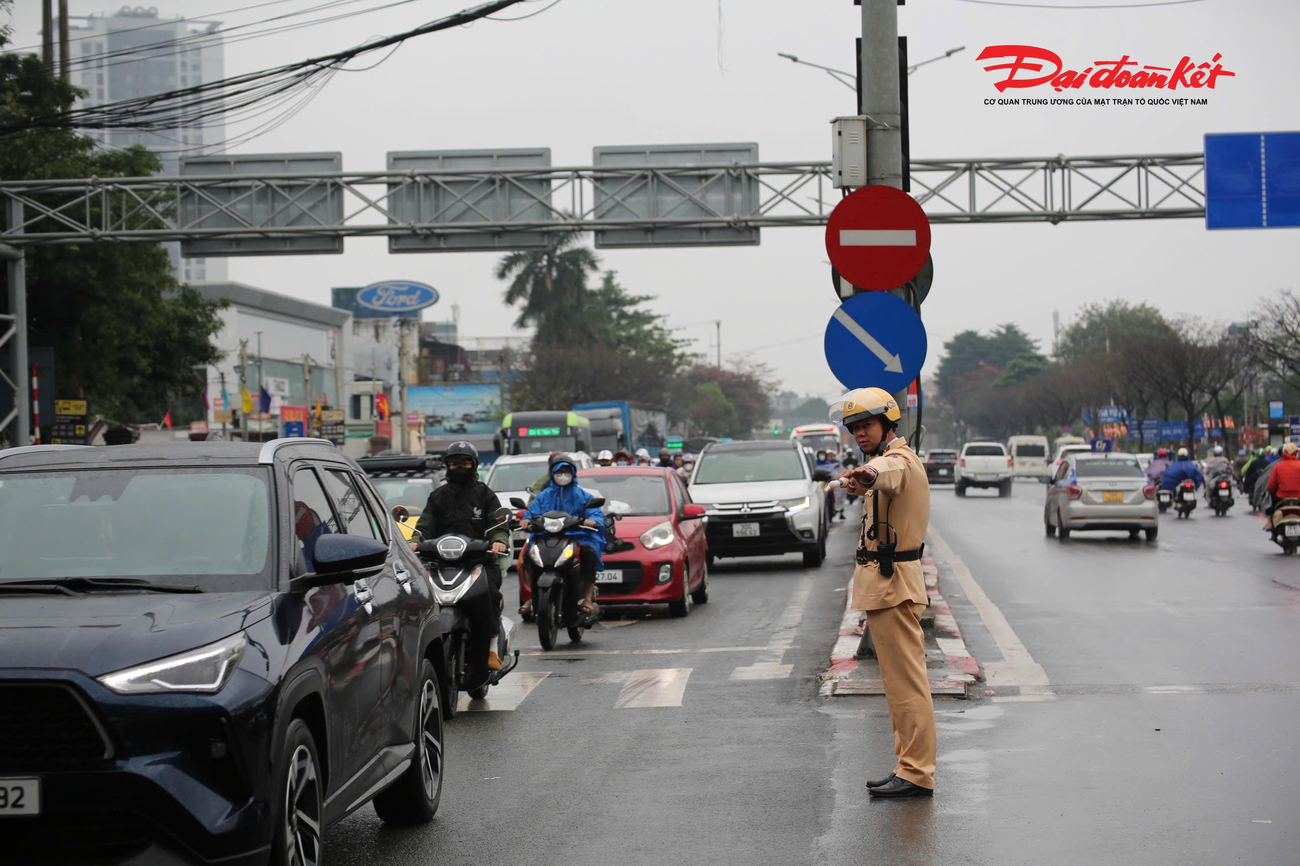 Trước tình hình đó, Phòng CSGT Công an TP Hà Nội đã triển khai đồng bộ các phương án điều tiết từ sớm. Nhiều tổ công tác được bố trí tại các nút giao trọng điểm, khu vực bến xe, vành đai, cầu vượt… để hướng dẫn, phân làn, không để xảy ra ùn tắc kéo dài.&nbsp;