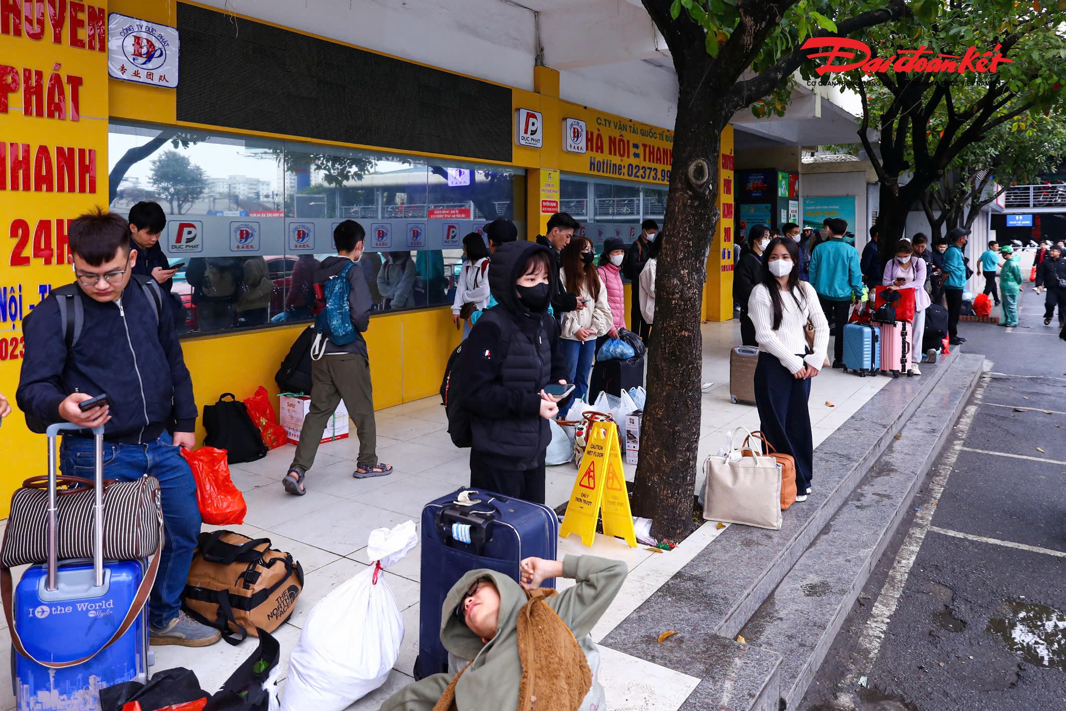 Không khí tại bến xe trở nên nhộn nhịp hơn khi dòng người liên tục đổ về.