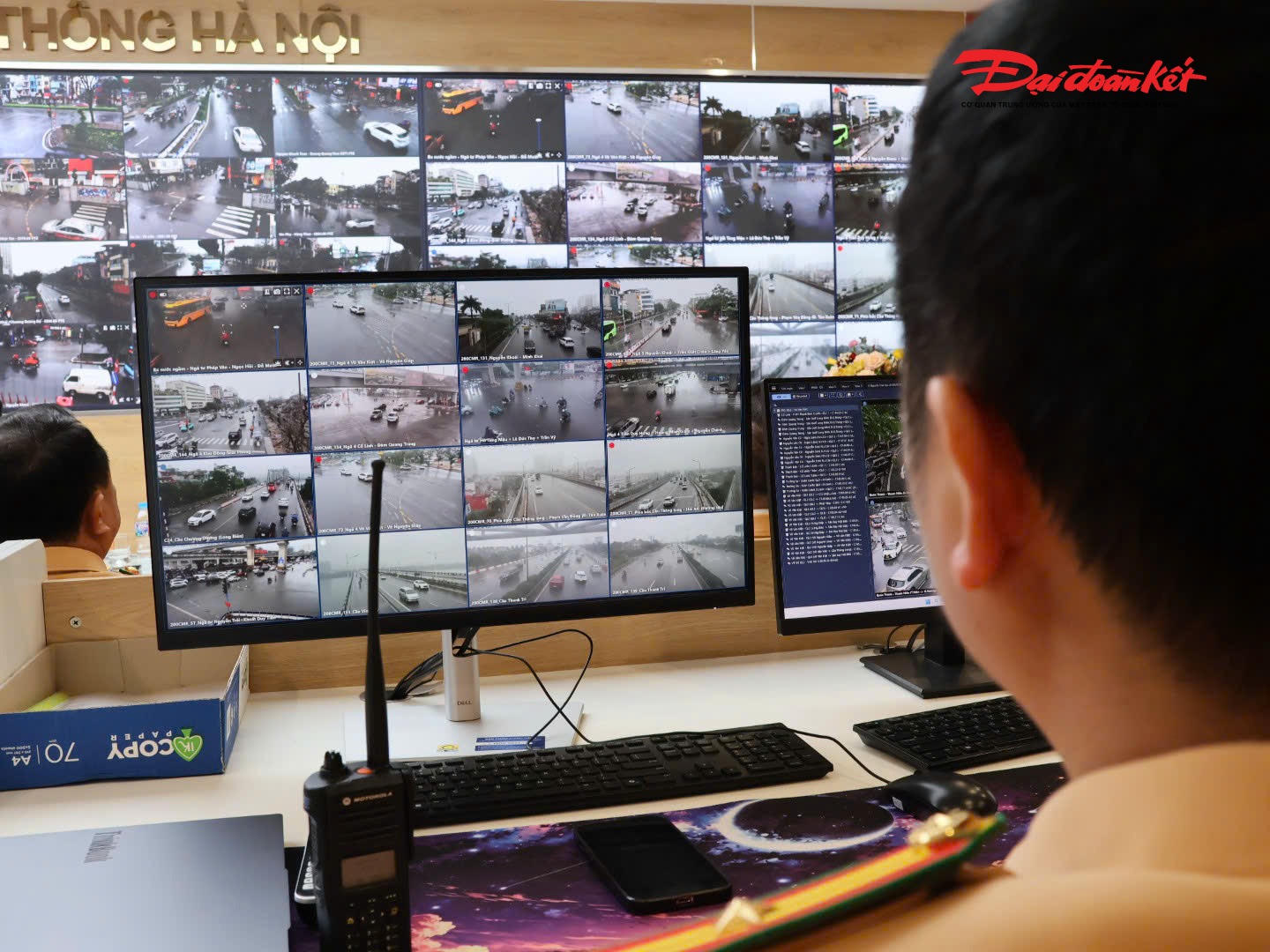 "Bên cạnh đó, tại Trung tâm chỉ huy đèn tín hiệu giao thông với hệ thống 1.837 camera AI, chúng tôi bố trí cán bộ trực 24/24h, phối hợp chặt chẽ với các đội địa bàn để kịp thời phát hiện sự cố, các điểm có nguy cơ ùn tắc, từ đó thông báo cho lực lượng tuần tra kiểm soát nhanh chóng tiếp cận, xử lý, không để xảy ra ùn ứ kéo dài",&nbsp;Trung tá Đào Việt Long – Phó Trưởng phòng CSGT Hà Nội nhấn mạnh.