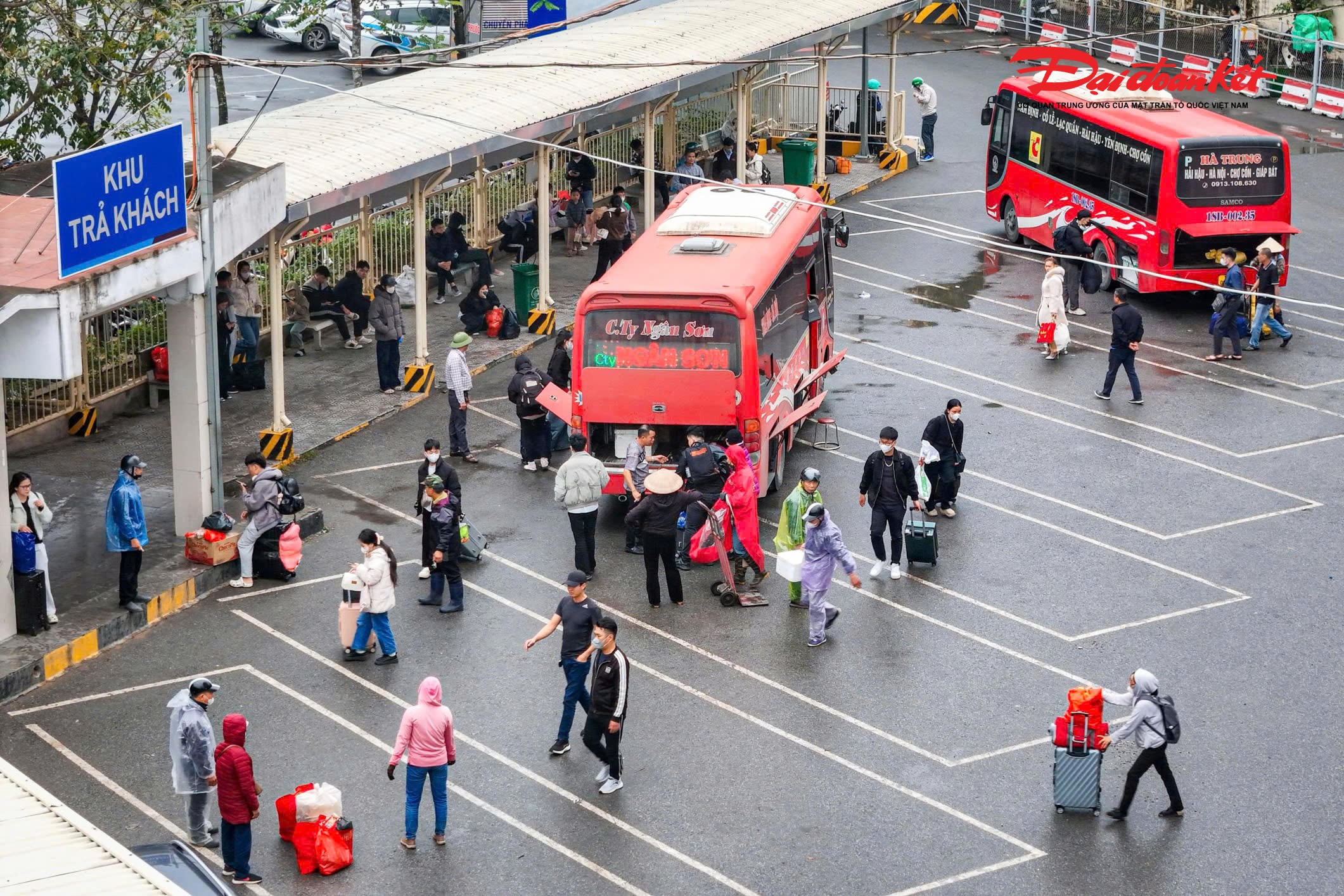 Tương tự, tại Bến xe Giáp Bát, lượng sinh viên và người lao động đổ về tăng mạnh trong ngày cuối kỳ nghỉ Tết. Ngay từ đầu giờ chiều, khu vực sảnh chờ và cổng ra vào đã nhộn nhịp, từng chuyến xe khách liên tục cập bến, trả khách. Nhiều người tay xách nách mang đủ loại hành lý, từ vali quần áo đến túi quà quê, tất bật trở lại thành phố để chuẩn bị cho tuần làm việc đầu tiên của năm mới.