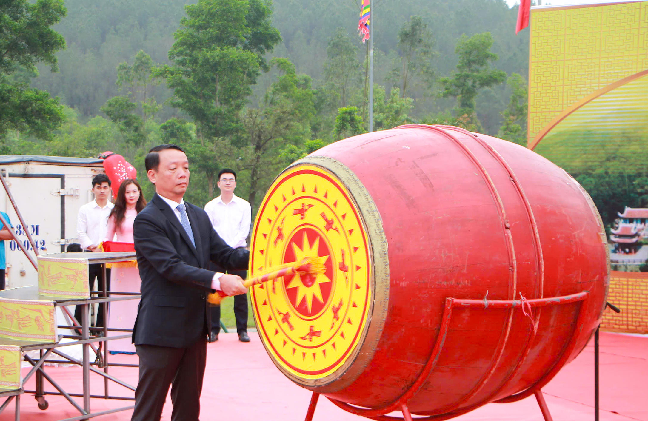 Nghi thức đánh trống khai hội do Chủ tịch UBND tỉnh thực hiện đã chính thức khởi động mùa lễ hội.