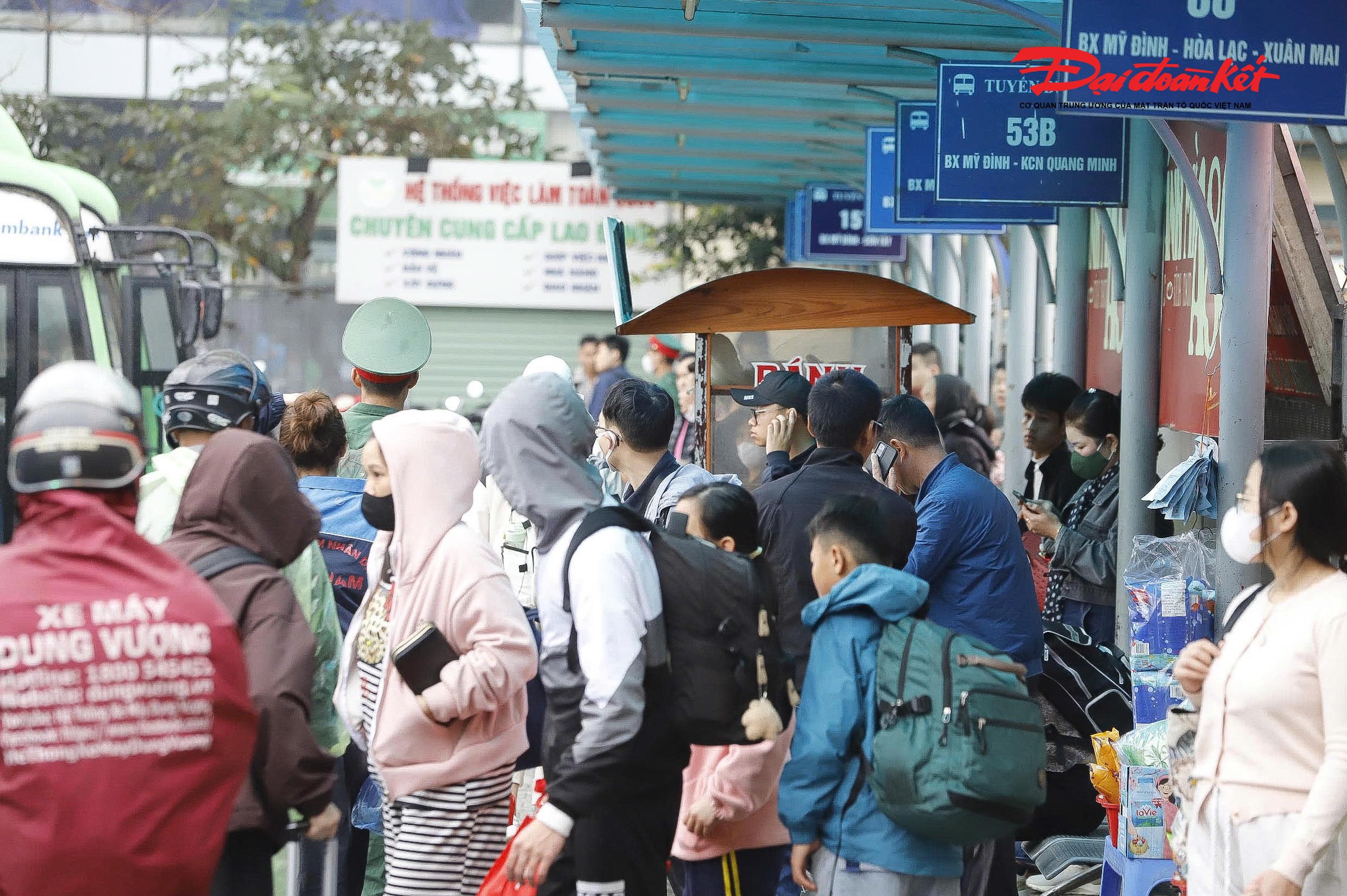 Do khó đặt được xe công nghệ trong giờ cao điểm, nhiều hành khách lựa chọn xe buýt để di chuyển từ bến xe về nhà.