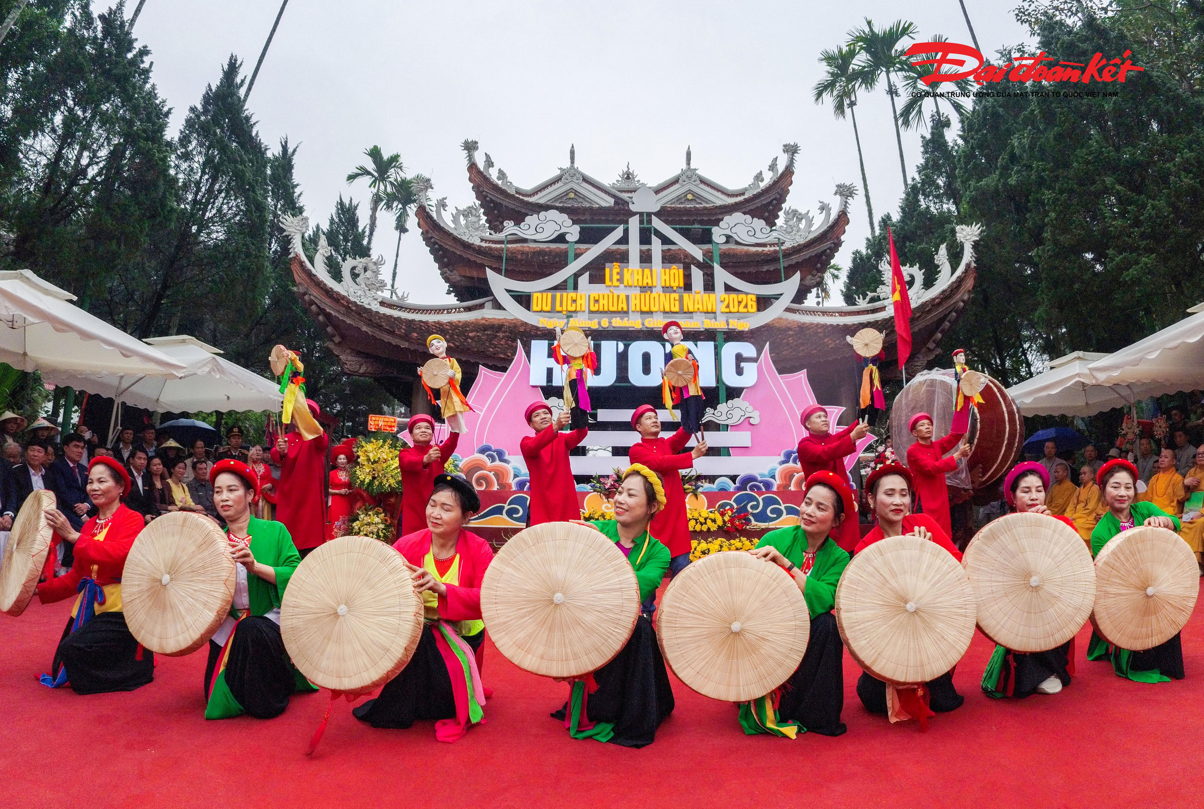 Năm nay, Lễ hội Chùa Hương được tổ chức trong bối cảnh đặc biệt, khi Hà Nội định hướng xây dựng Khu di tích quốc gia đặc biệt Chùa Hương trở thành Khu du lịch quốc gia trong năm 2026, đồng thời từng bước hoàn thiện hồ sơ trình UNESCO công nhận là Di sản văn hóa và thiên nhiên thế giới vào năm 2030. Ảnh: Quang Vinh.