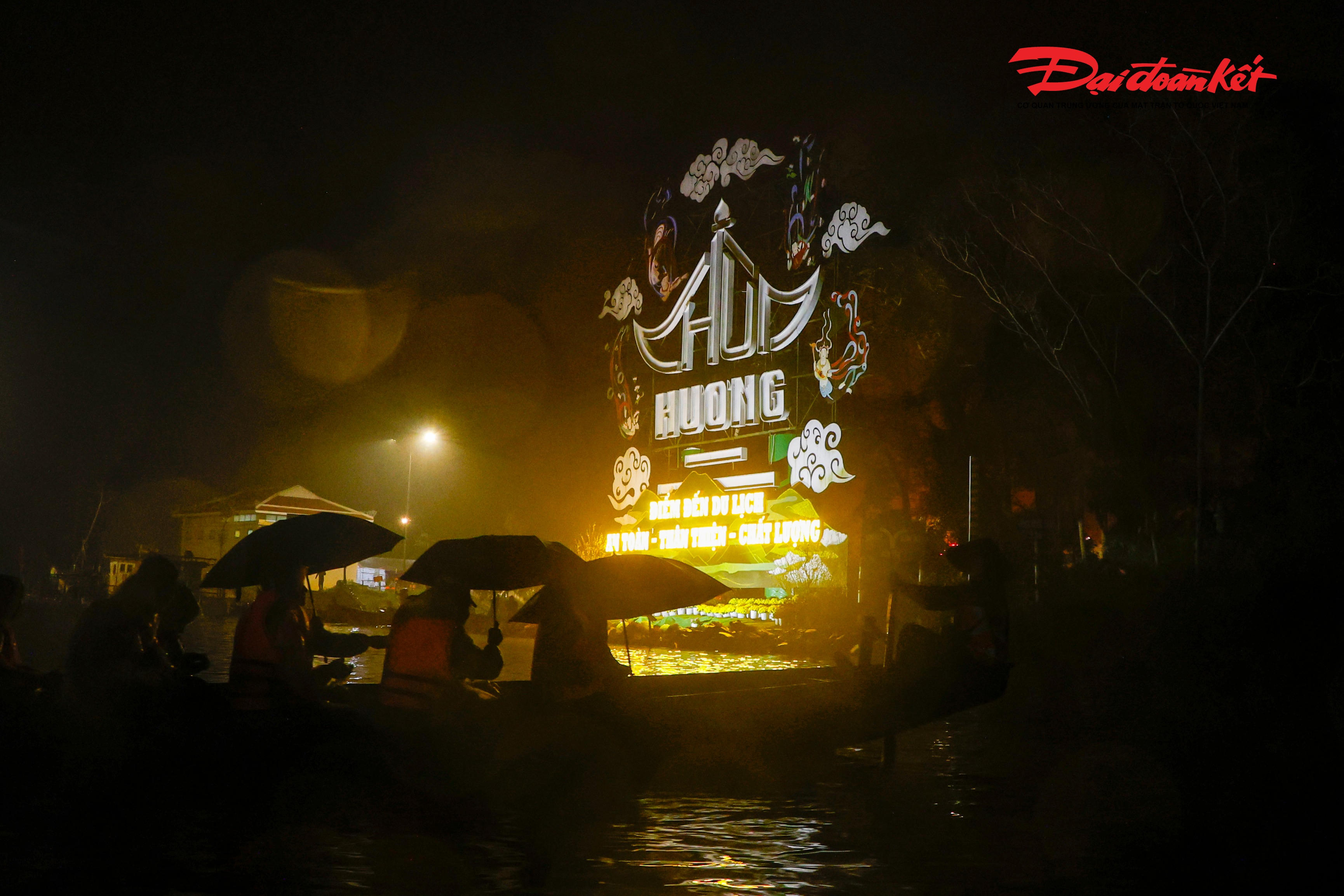 Du khách thập phương hành hương đến với chùa Hương xuyên đêm. Ảnh: Quang Vinh.