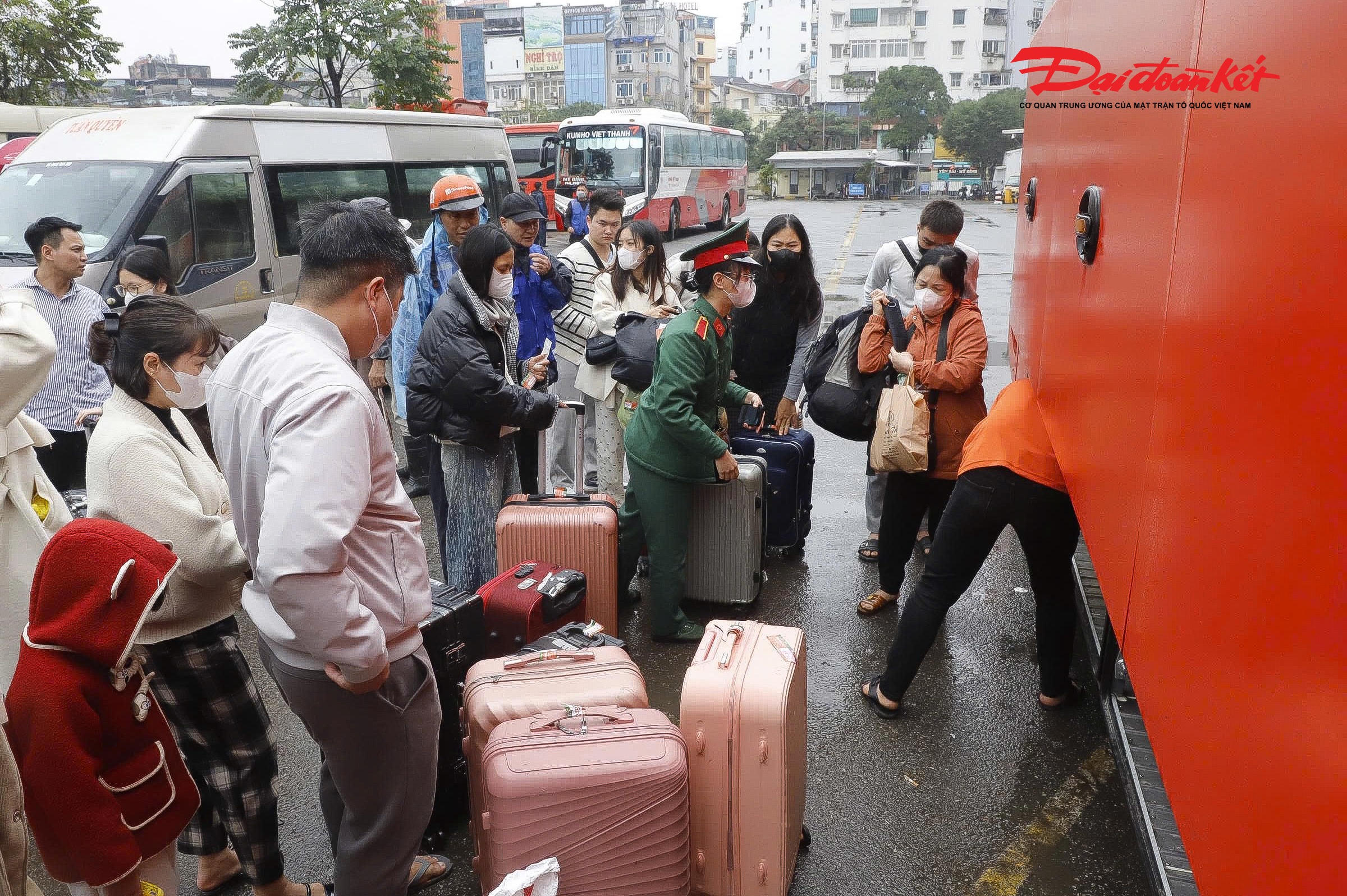 Theo ghi nhận của PV Báo Đại đoàn kết ngày&nbsp; 22/2 (ngày cuối cùng của kỳ nghỉ Tết) tại bến xe Mỹ Đình, từng đoàn xe khách giường nằm, xe ghế ngồi từ các tỉnh phía Bắc như Phú Thọ, Tuyên Quang, Sơn La, Lạng Sơn, Điện Biên… liên tục nối đuôi nhau tiến vào bến, đưa hàng nghìn người dân trở lại Hà Nội sau kỳ nghỉ Tết.