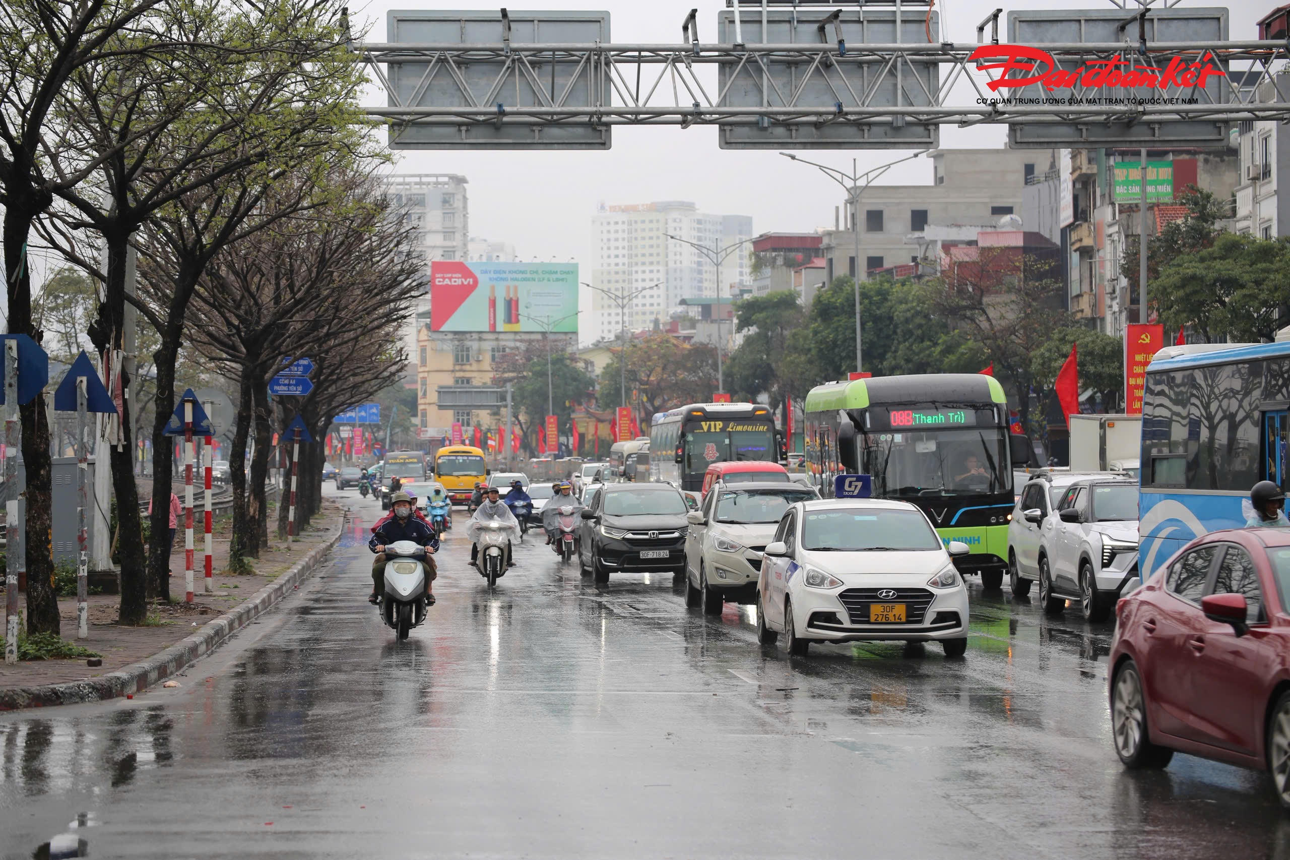 Từ đầu giờ chiều, lưu lượng phương tiện trên các tuyến cửa ngõ như Pháp Vân – Cầu Giẽ, Quốc lộ 1A, Quốc lộ 5, Đại lộ Thăng Long, cầu Thanh Trì… tăng mạnh. Dòng xe ô tô cá nhân, xe khách liên tỉnh nối đuôi nhau hướng về trung tâm thành phố. Tại một số thời điểm, phương tiện di chuyển chậm do mật độ đông, cộng thêm thời tiết mưa khiến mặt đường trơn trượt.