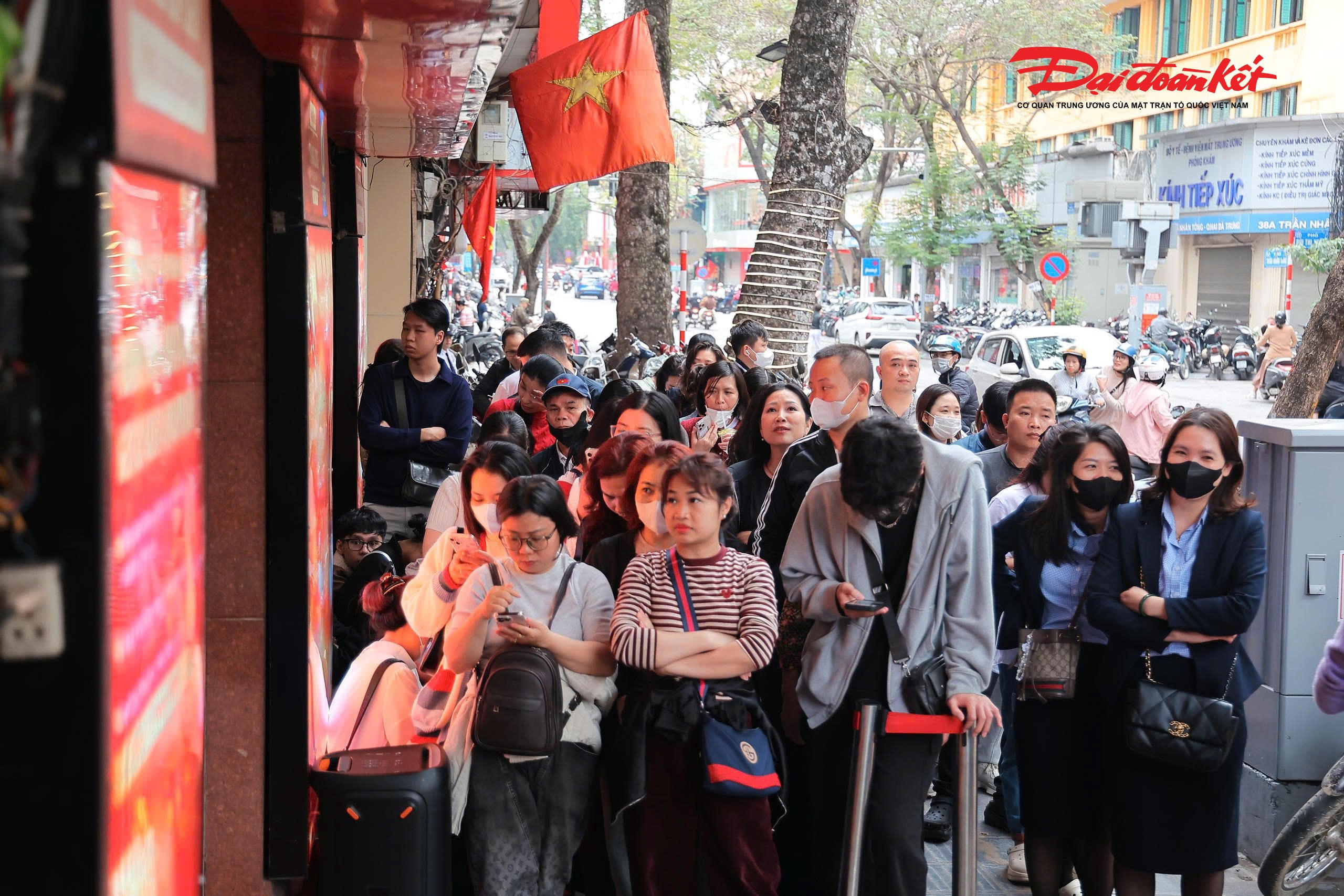 Trưa 23/2, thị trường vàng ghi nhận đà tăng mạnh ở cả vàng miếng và vàng nhẫn so với phiên giao dịch hôm qua. Giá vàng miếng được các doanh nghiệp niêm yết ở mức 184,6 triệu đồng/lượng chiều bán ra, tăng đáng kể, trong khi chiều mua vào cũng điều chỉnh đi lên, phản ánh diễn biến sôi động của thị trường ngay sau kỳ nghỉ Tết.