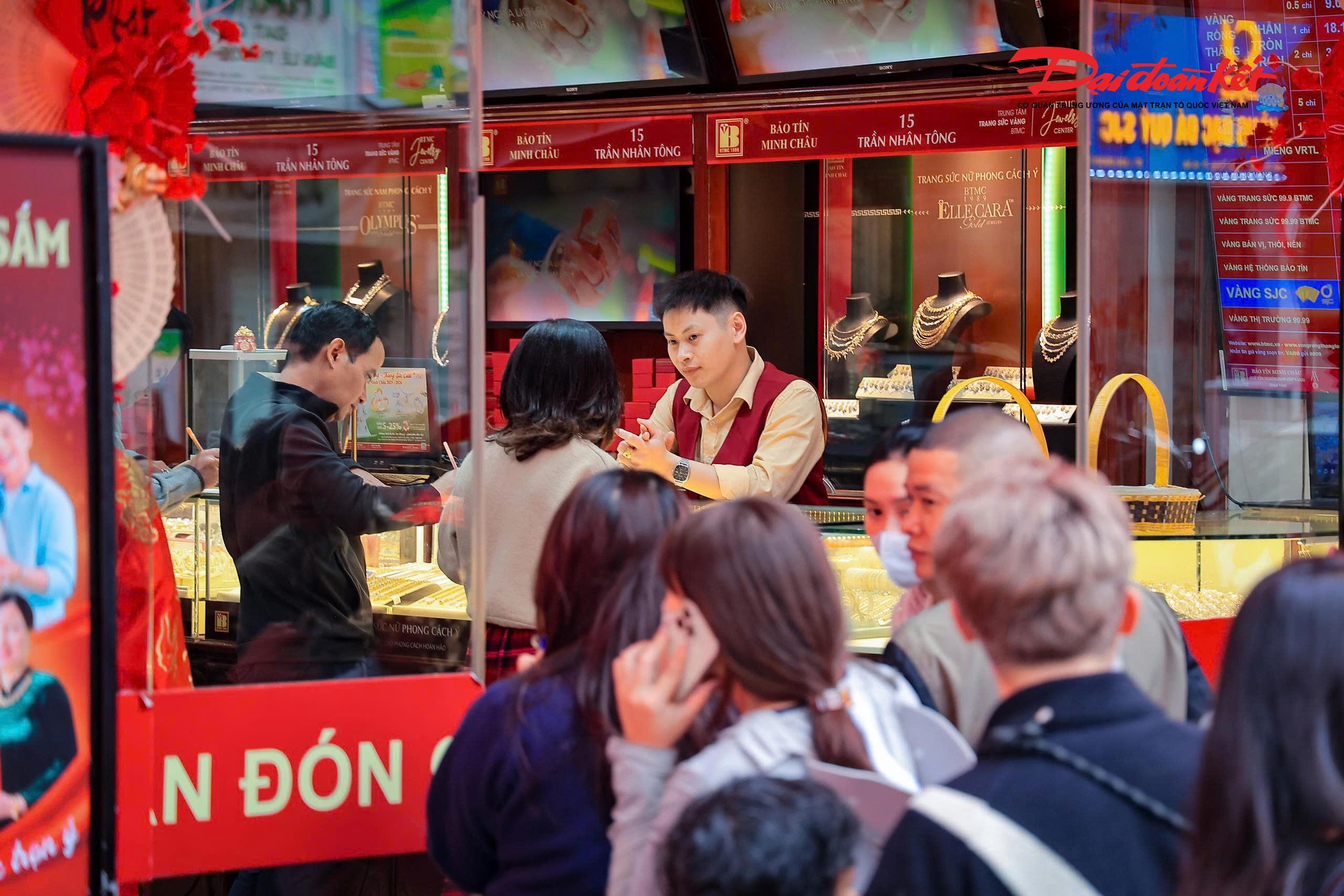 “Không quan trọng nhiều hay ít, chủ yếu là lấy may. Tôi đi từ sớm để tránh đông nhưng vẫn phải gần 3 tiếng mới đến lượt,” chị Huệ chia sẻ.