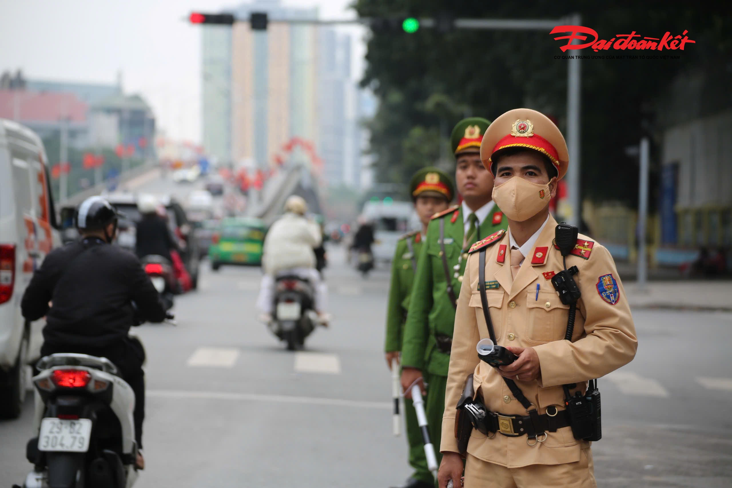 Theo thống kê, trong khung giờ trưa 23/2, toàn thành phố đã kiểm soát 3.879 xe, phát hiện và xử lý 90 trường hợp vi phạm nồng độ cồn, phạt tiền ước tính 448,15 triệu đồng.