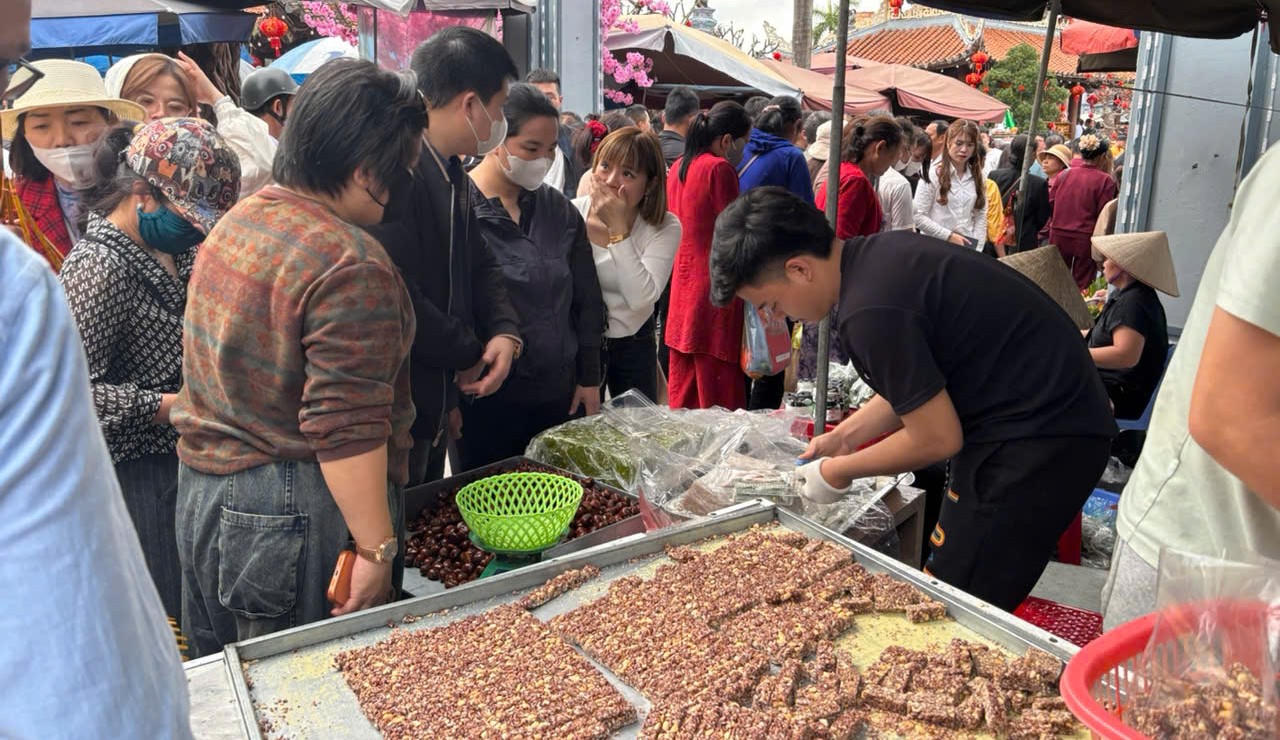 Việc giao thương được người bán, người mua thực hiện với tâm thức "mua may, bán rủi". Ảnh: Duy Hưng.