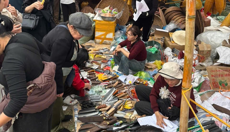 Mặt hàng dao, liềm được nhiều du khách quan tâm.