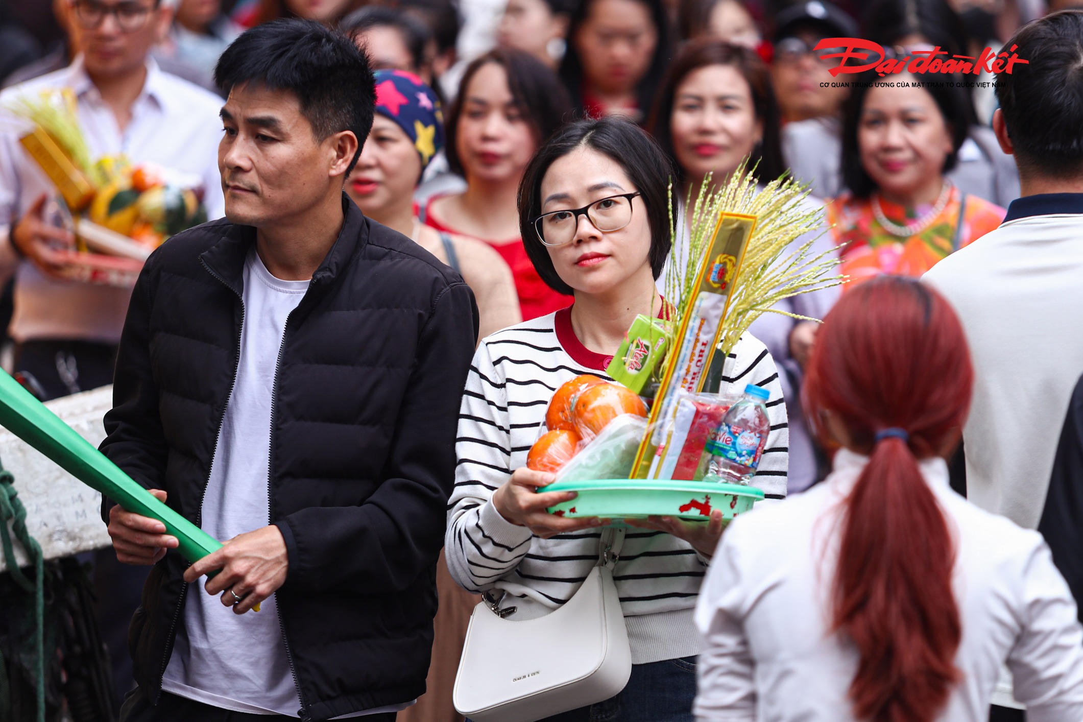 “Năm nào tôi cũng đến Phủ Tây Hồ vào dịp đầu xuân để cầu bình an cho gia đình. Đi lễ xong thấy yên tâm hơn khi bắt đầu công việc mới”, chị Minh Anh (phường Cầu Giấy) chia sẻ.