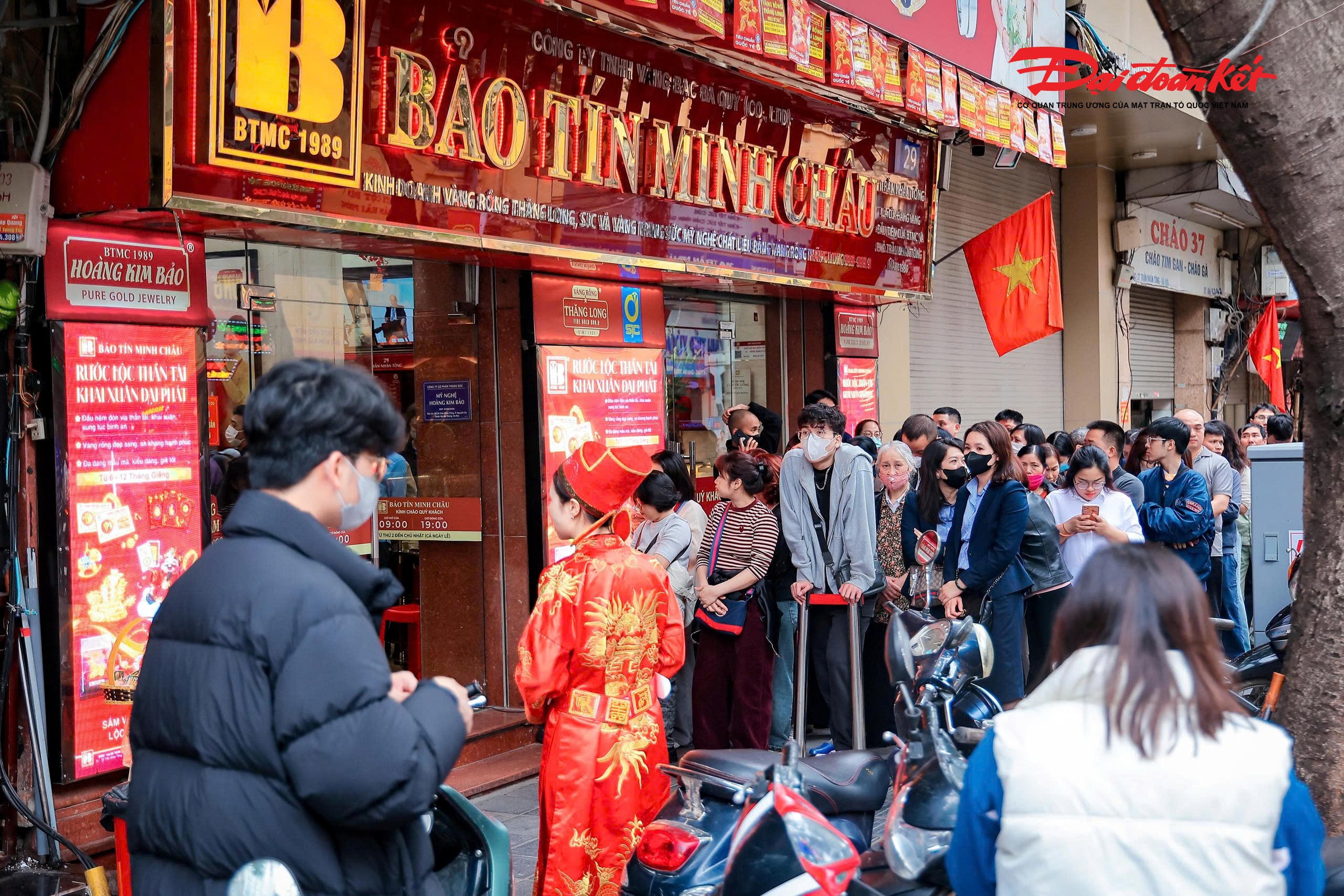 Riêng vàng Bảo Tín Minh Châu điều chỉnh tăng 2,1 triệu đồng/lượng ở cả hai chiều so với hôm qua, hiện được niêm yết mua vào ở mức 181,6 triệu đồng/lượng và bán ra ở mức 184,6 triệu đồng/lượng.