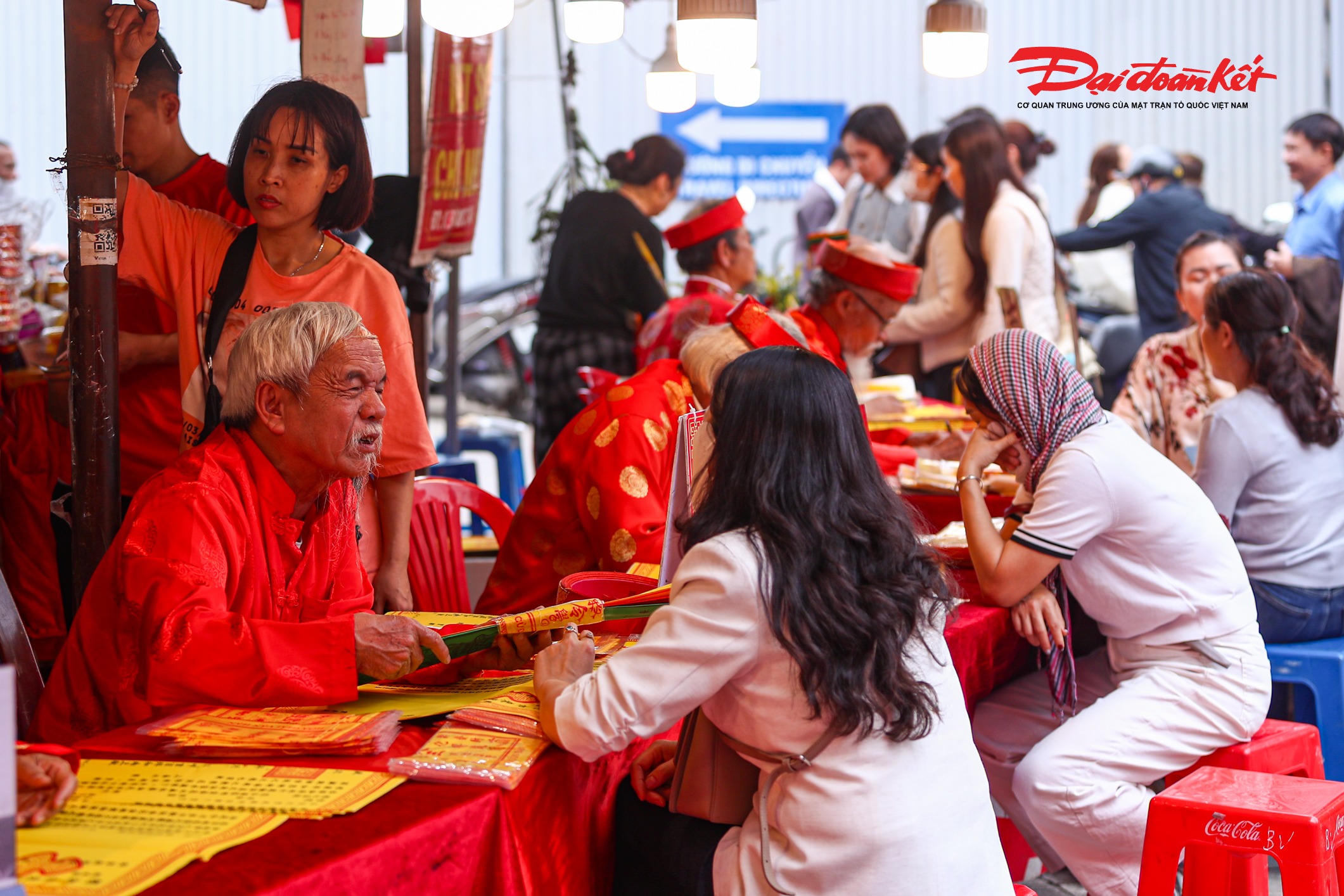 Các quầy viết sớ phía ngoài cổng phủ luôn tấp nập người ra vào, hoạt động liên tục suốt buổi trưa.