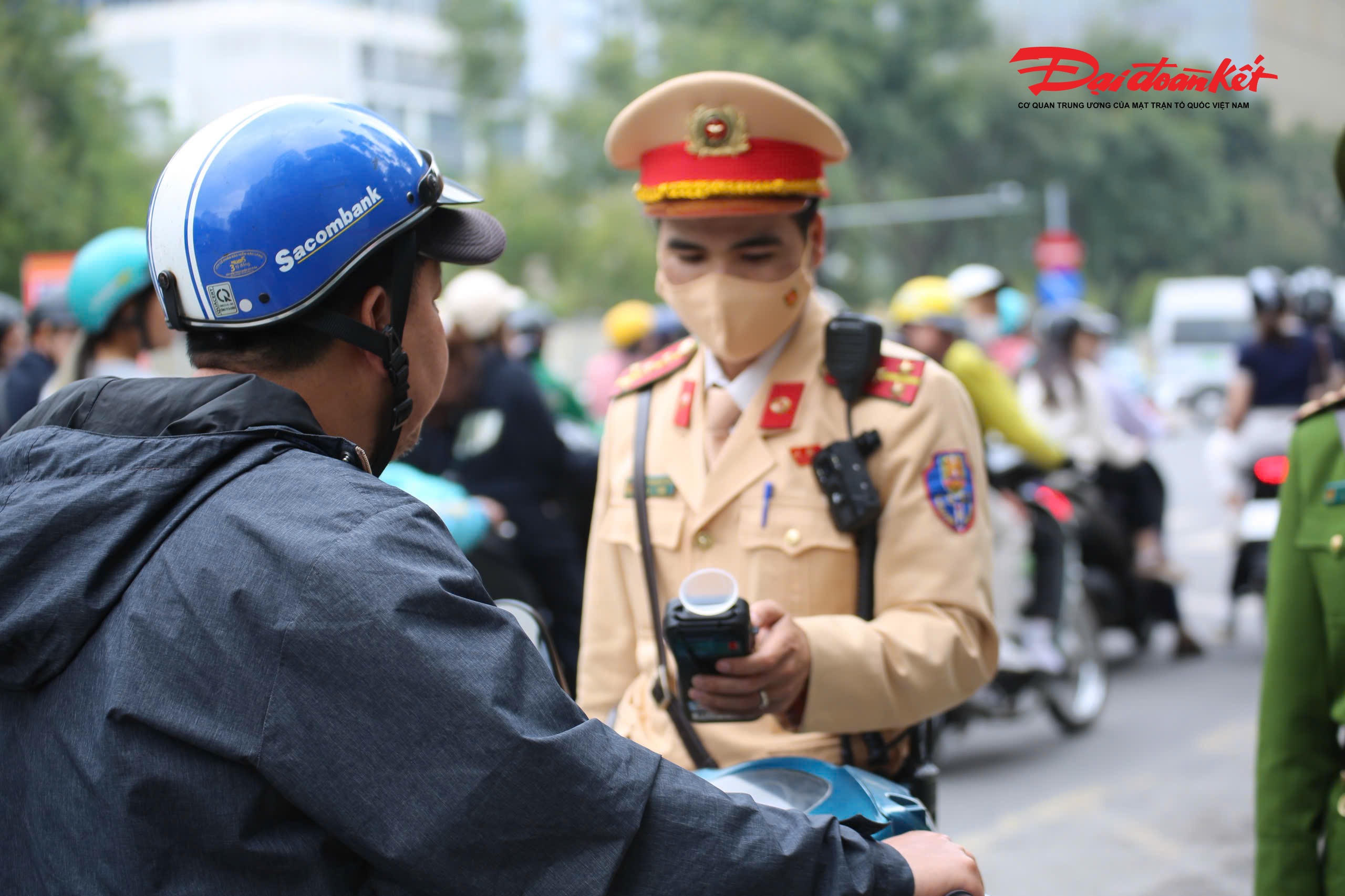 Ghi nhận tại nút giao Liễu Giai - Phan Kế Bính, tổ công tác Đội cảnh sát giao thông đường bộ số 2 phối hợp với Công an phường Ngọc Hà kiểm soát nồng độ cồn đối với các lái xe.

Trong khoảng 2 giờ kiểm tra, tổ công tác đã phát hiện, xử lý 7 trường hợp vi phạm.