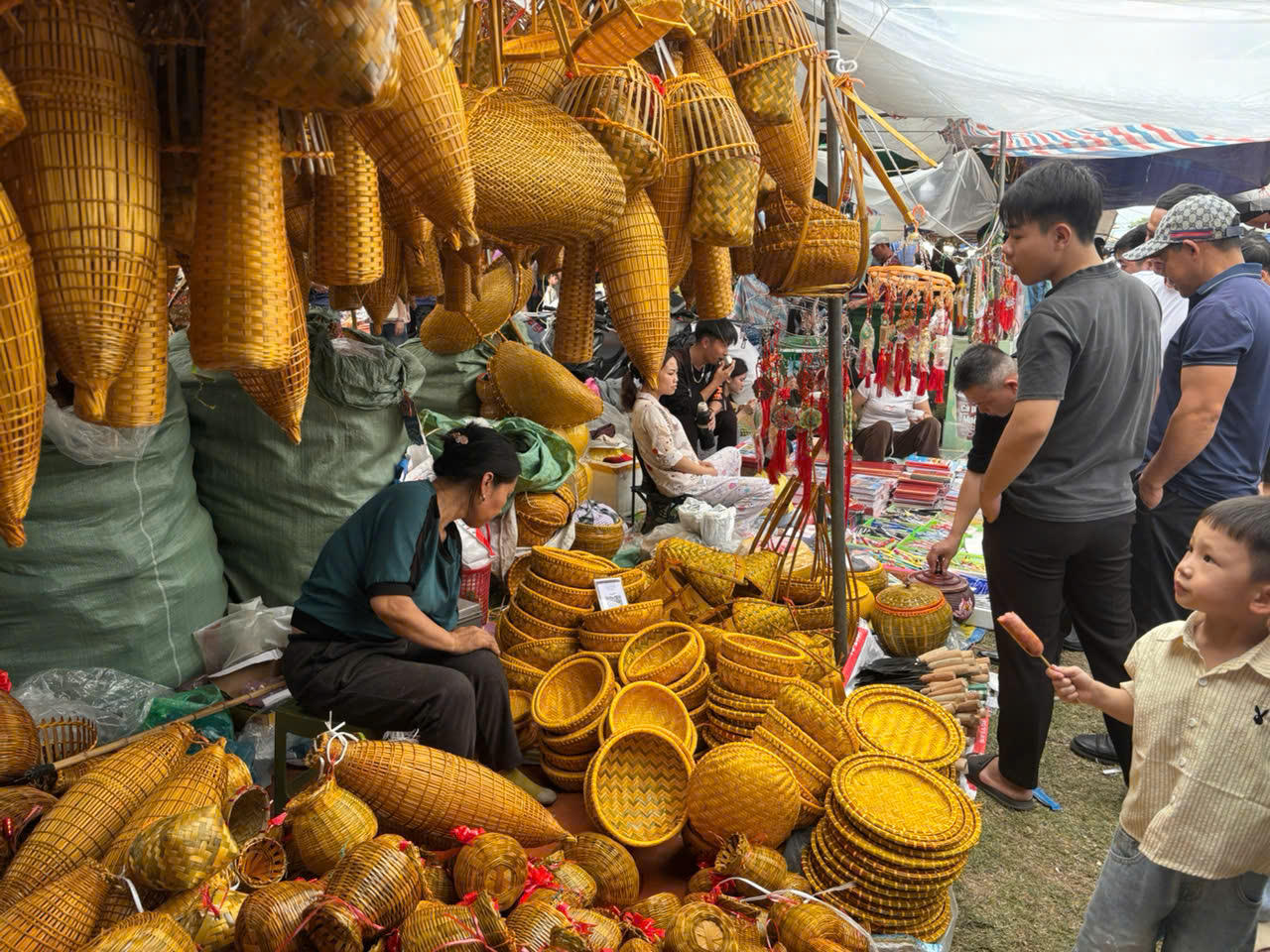 Rất nhiều mặt hàng nông cụ được bày bán ở chợ Viềng.