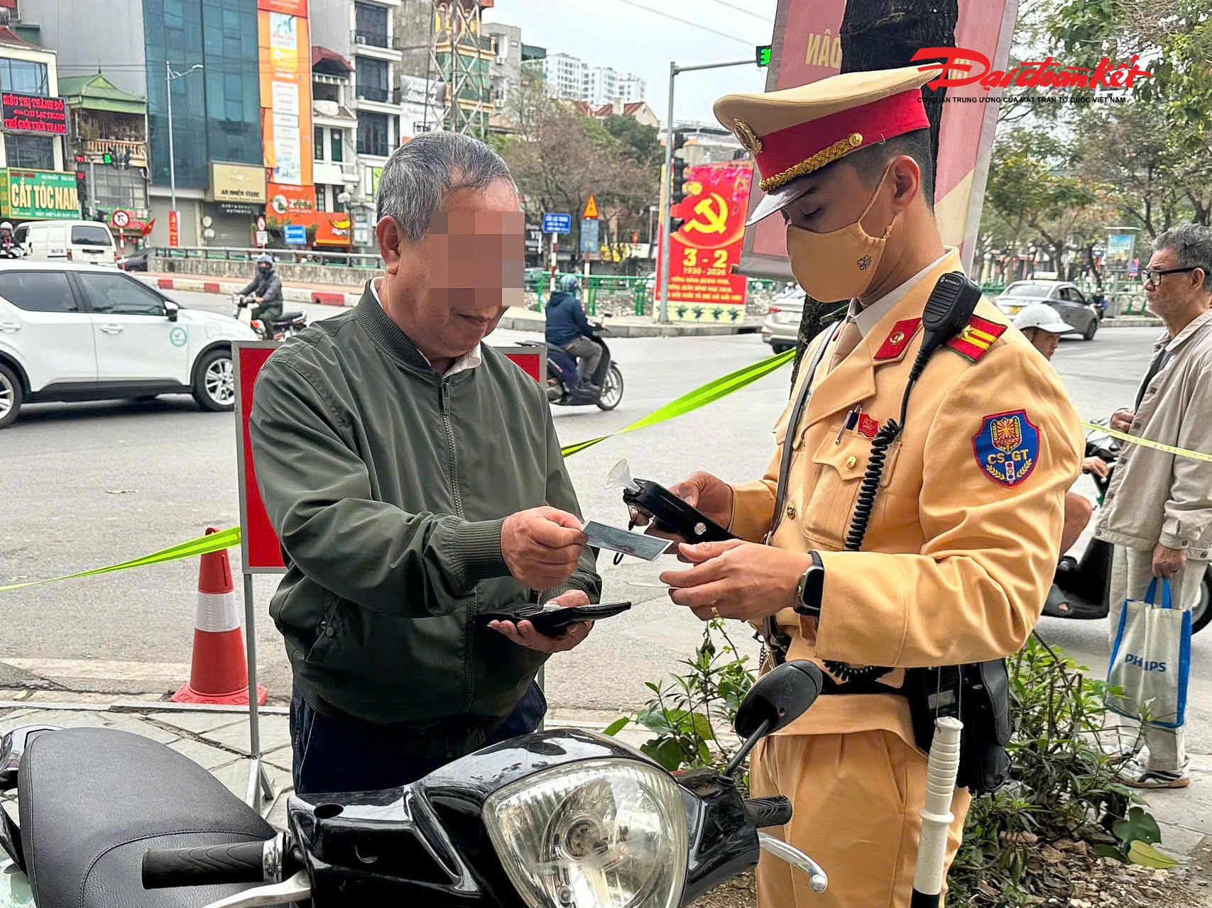 Tại phố Thanh Nhàn, tổ công tác thuộc Đội cảnh sát giao thông đường bộ số 4 cũng bố trí lực lượng kiểm soát nồng độ cồn. 

Tổ công tác đã phát hiện 6 trường hợp lái xe máy vi phạm nồng độ cồn, trong đó có 2 trường hợp vi phạm vượt quá 0,4mg/l khí thở - mức kịch khung theo quy định hiện hành.
