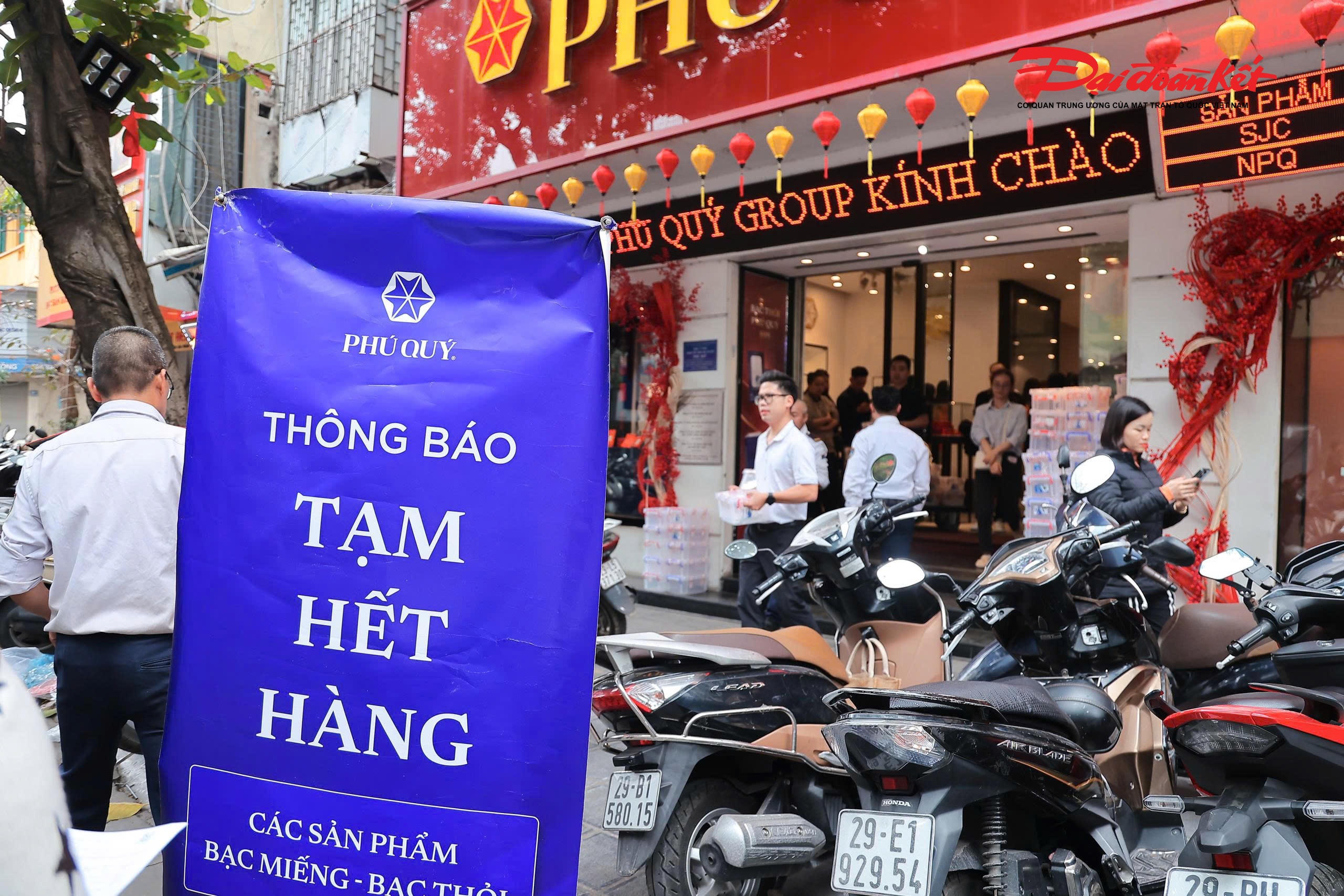 Do lượng khách đổ về quá đông, nhiều cửa hàng vàng trên phố Trần Nhân Tông phải thông báo tạm dừng.