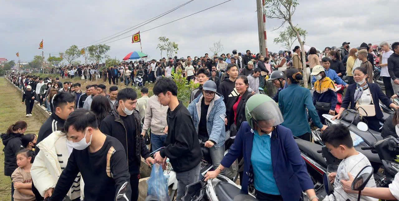 Từ chiều 7 tháng giêng, dòng người đổ về các điểm họp chợ Viềng mỗi lúc một đông. Ảnh: Duy Hưng.