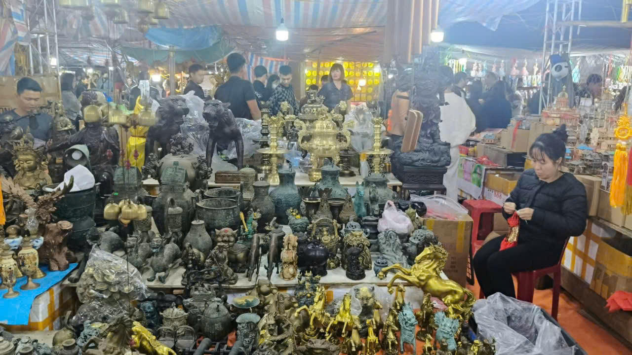 Đa dạng các món đồ đồng thau tại chợ Viềng.