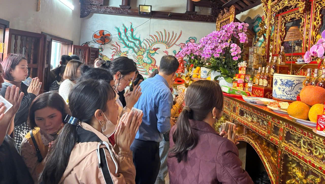 Chợ Viềng mang đậm dấu ấn tâm linh vì gắn liền với các di tích lịch sử nổi tiếng là chùa Đại Bi và Quần thể di tích Phủ Dầy (thờ Thánh mẫu Liễu Hạnh). Ảnh: Duy Hưng.