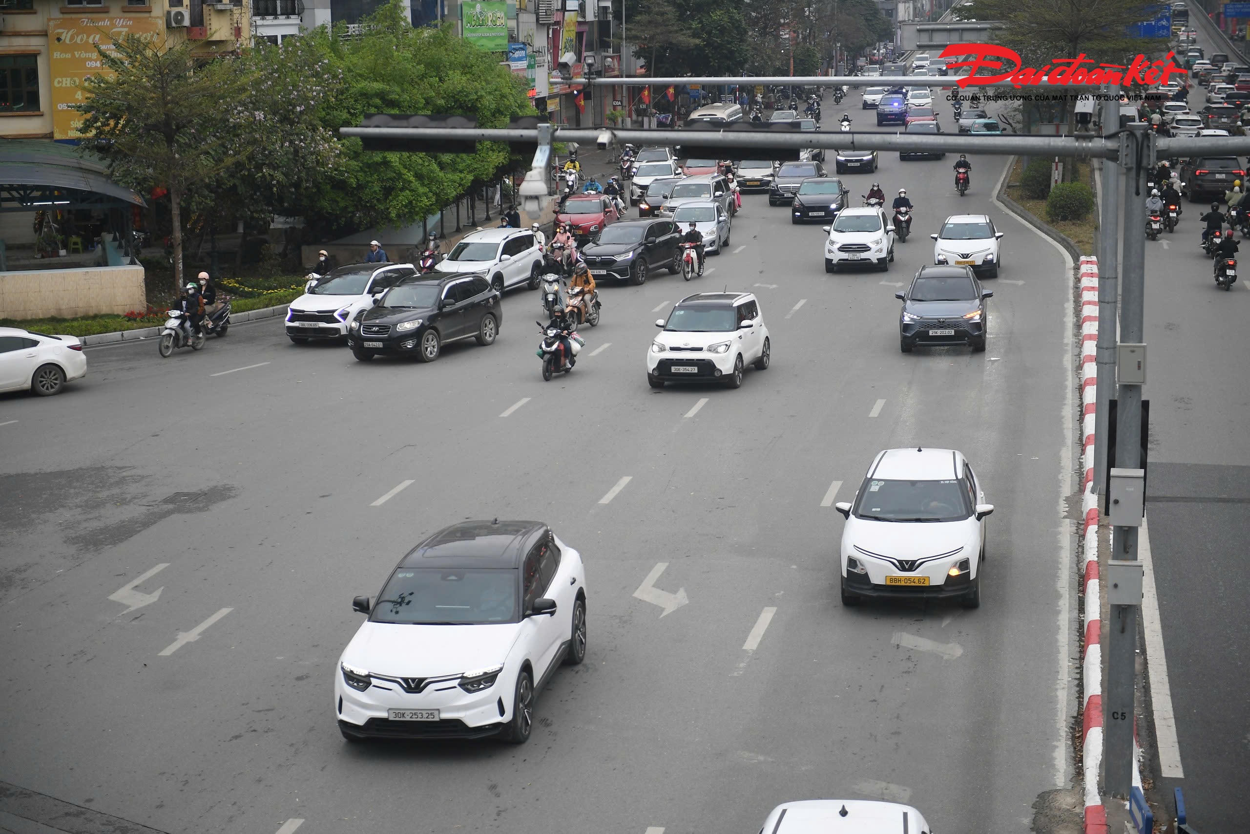 Theo ghi nhận trong sáng nay (23/2), tại các tuyến đường vốn được xem là “điểm nóng” như Nguyễn Trãi, Trường Chinh, Giải Phóng, Phạm Hùng hay vành đai 3 trên cao, lượng phương tiện tăng trở lại so với những ngày nghỉ Tết nhưng chưa xảy ra tình trạng ùn ứ kéo dài. Các phương tiện di chuyển ổn định, nhiều thời điểm đường phố khá vắng.