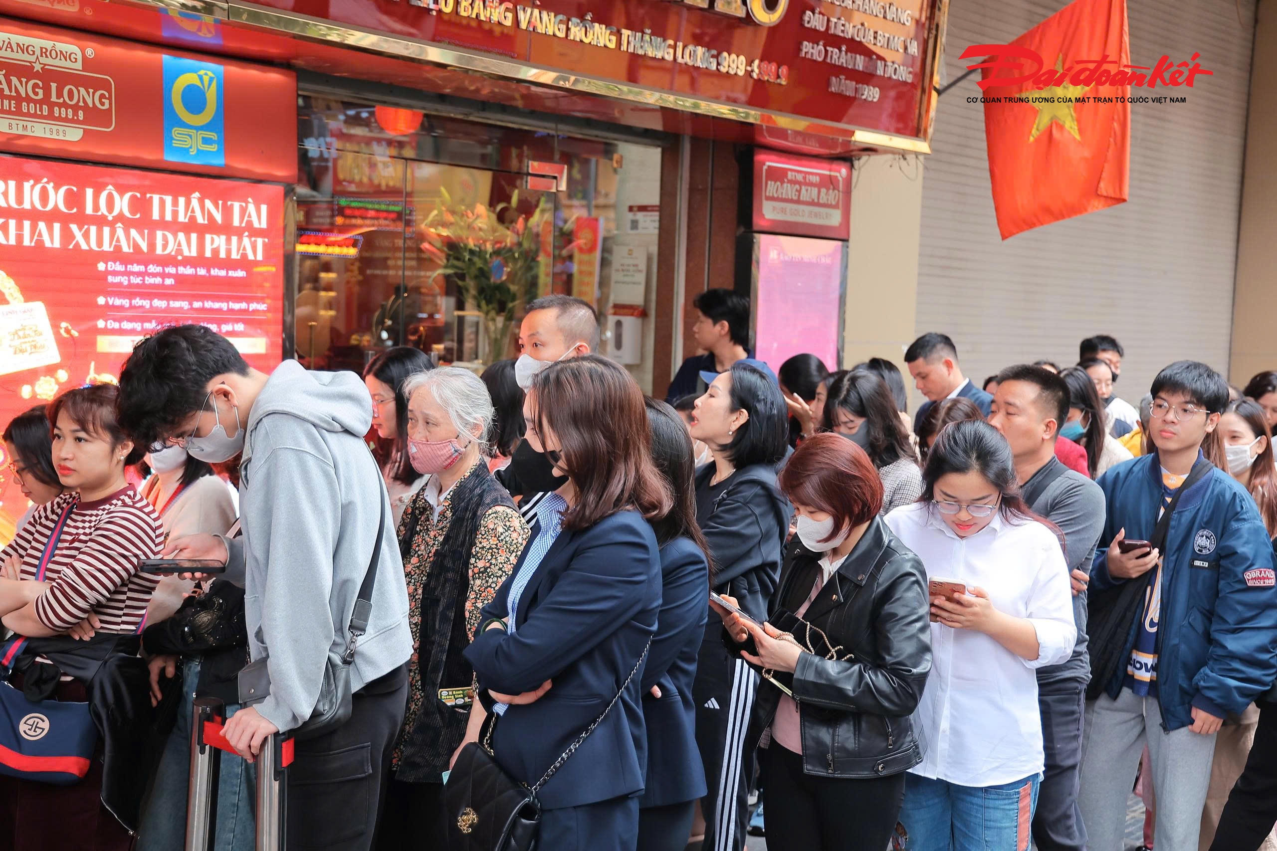Chị Nguyễn Thị Huệ (phường Hoàn Kiếm) cho biết, năm nào chị cũng tranh thủ đi mua một chỉ vàng trong những ngày đầu năm mới.