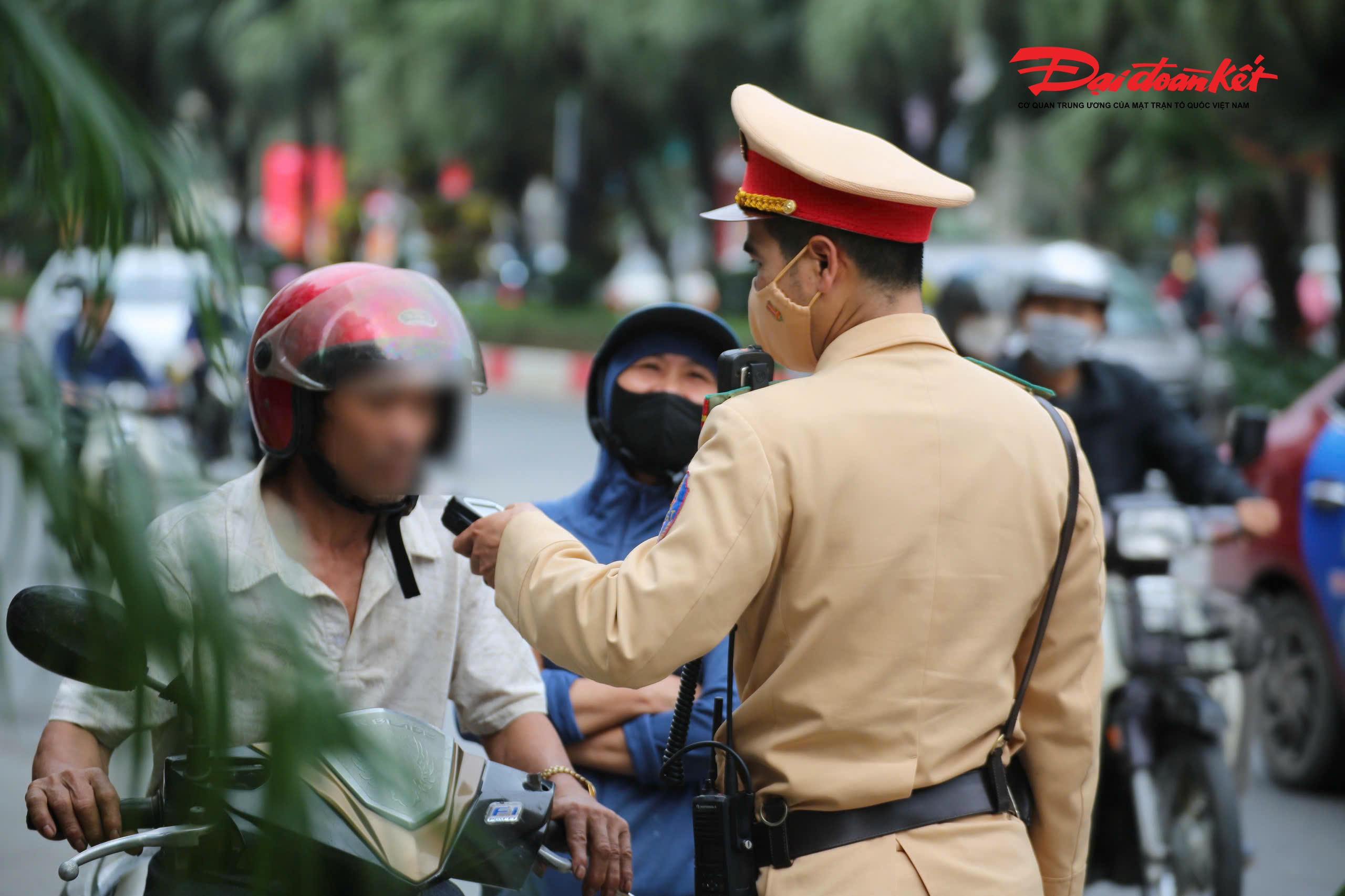 Ngày 23/2, Công an Hà Nội cho biết trong khung giờ trưa ngày đầu tiên người dân trở lại làm việc sau kỳ nghỉ Tết Bính Ngọ, cảnh sát giao thông toàn thành phố tiếp tục duy trì kiểm soát chặt chẽ vi phạm nồng độ cồn.