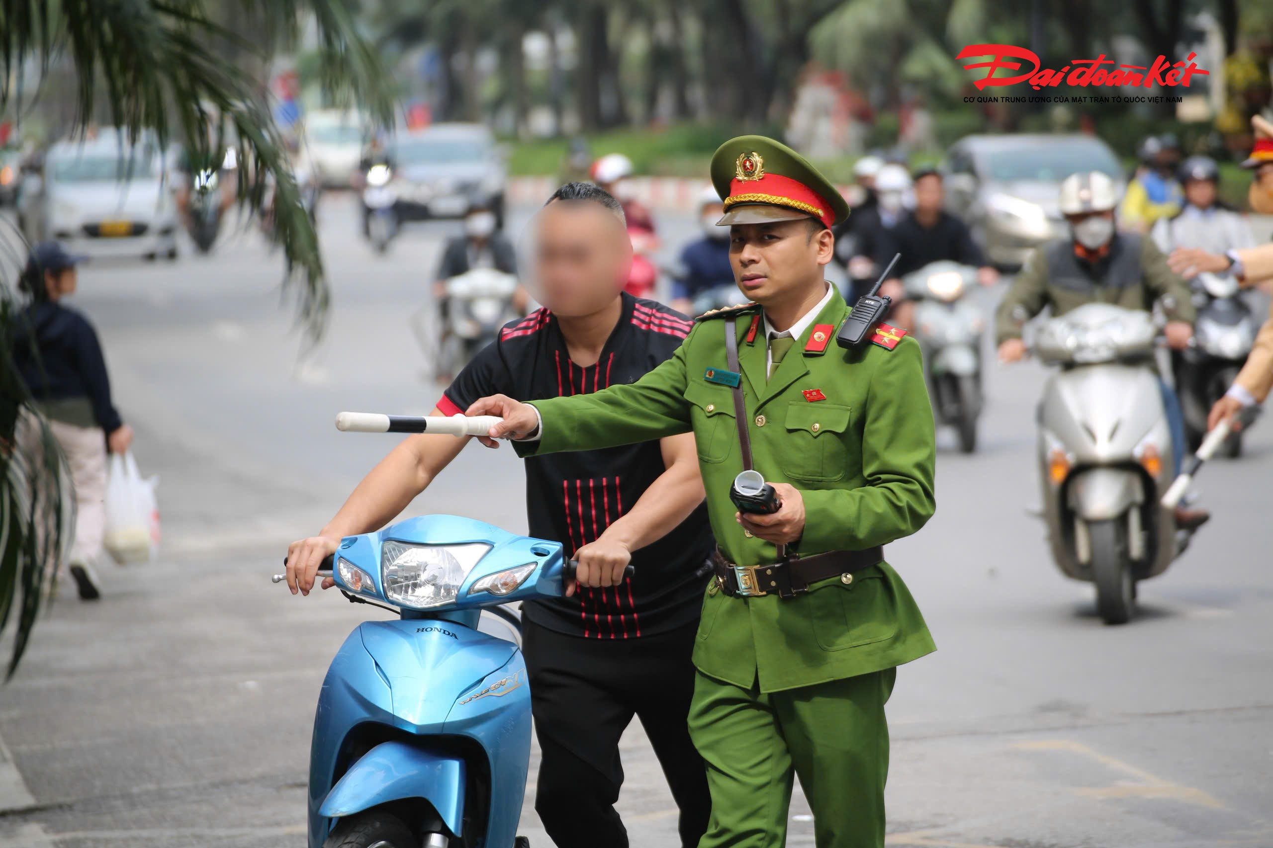 "Để những ngày xuân thực sự trọn vẹn, an toàn, mỗi người hãy chủ động lựa chọn phương án di chuyển phù hợp như sử dụng phương tiện công cộng, nhờ người thân đưa đón hoặc lựa chọn các dịch vụ đưa đón đang phổ biến hiện nay", Phòng Cảnh sát giao thông Hà Nội khuyến cáo.