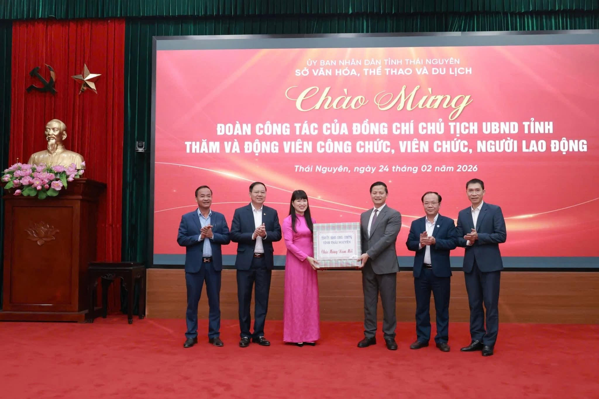 Chủ tịch UBND tỉnh Thái Nguyên Vương Quốc Tuấn tặng quà Sở Văn hóa, Thể thao và Du lịch tỉnh. Ảnh: TN. 